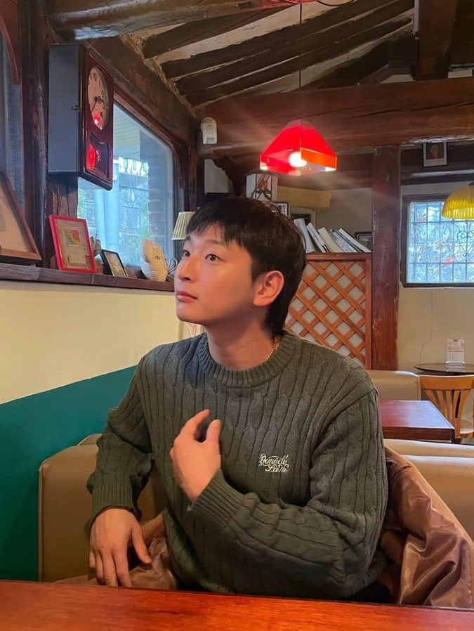 Supreme Applique Cable Knit Sweater Ivory - 23FW, Saenginstudios Shetland Pure Wool Cardigan Navy 착용 스타일 - 4