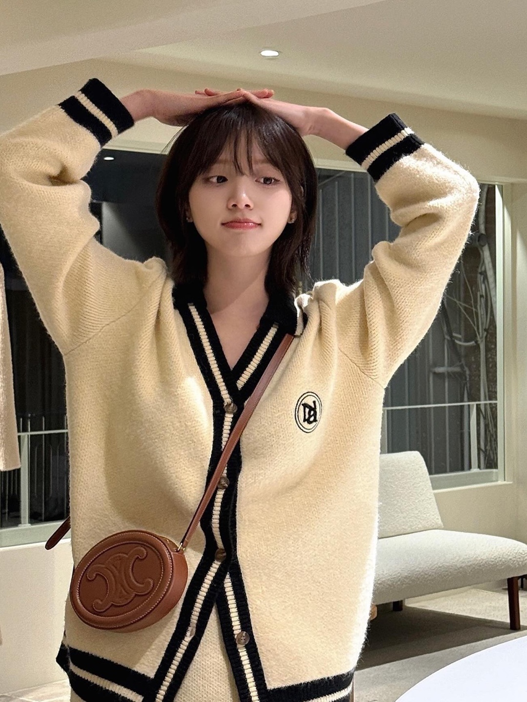 Celine Teen Classic Bag in Box Calfskin Black, Celine Teen Classic Bag in Box Calfskin Camel 착용 스타일 - 4