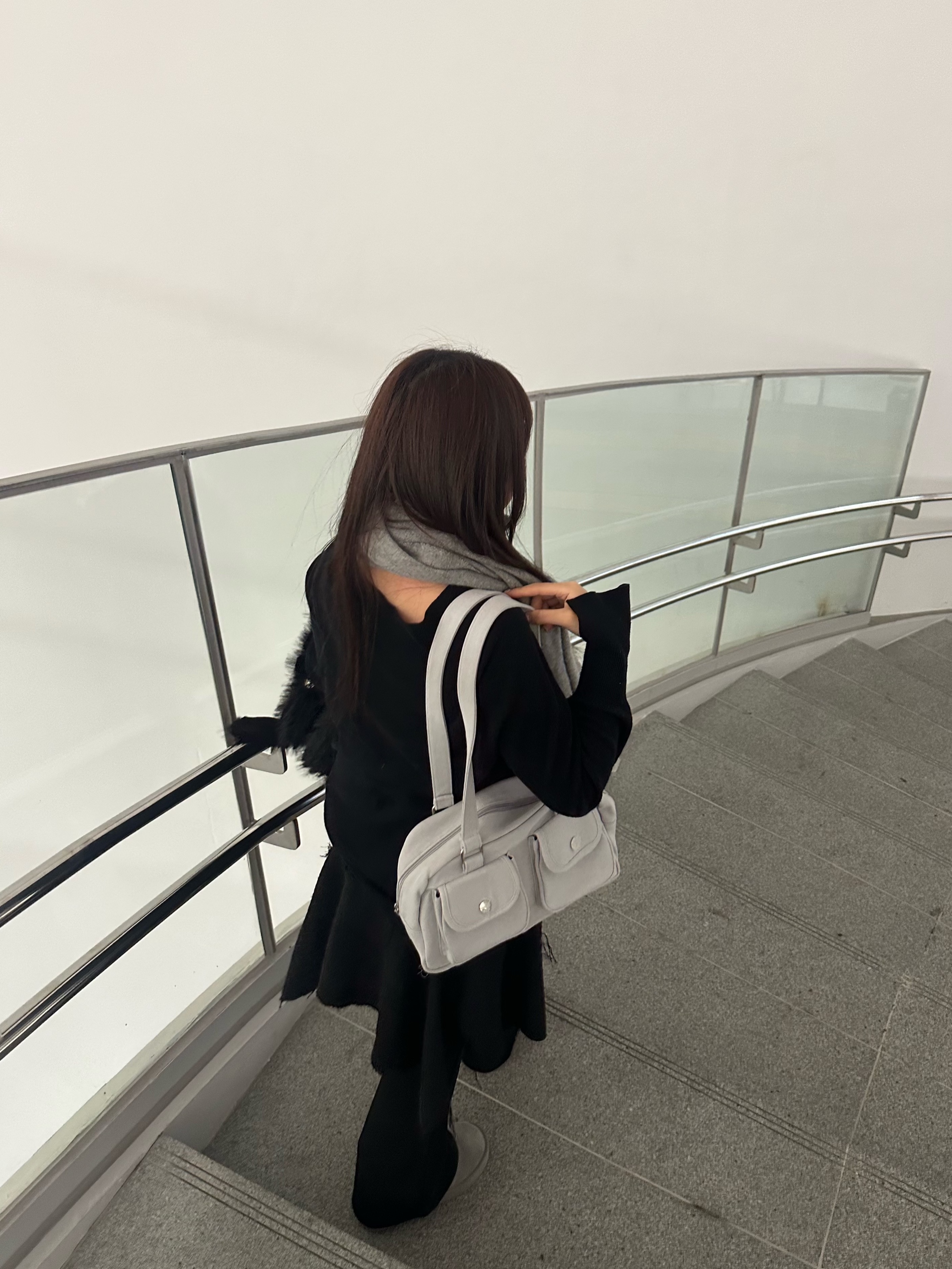 Acne Studios Narrow Wool Fringe Muffler Grey Melange 착용 스타일 - 6