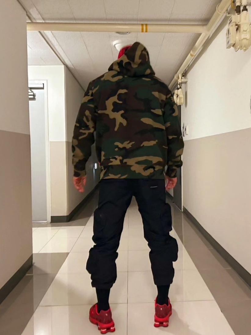 Supreme Double Hood Facemask Zip Up Hooded Sweatshirt Woodland Camo - 22FW, Supreme x Levi's Nylon Trucker Jacket Chocolate Chip Camo - 19FW 착용 스타일 - 1