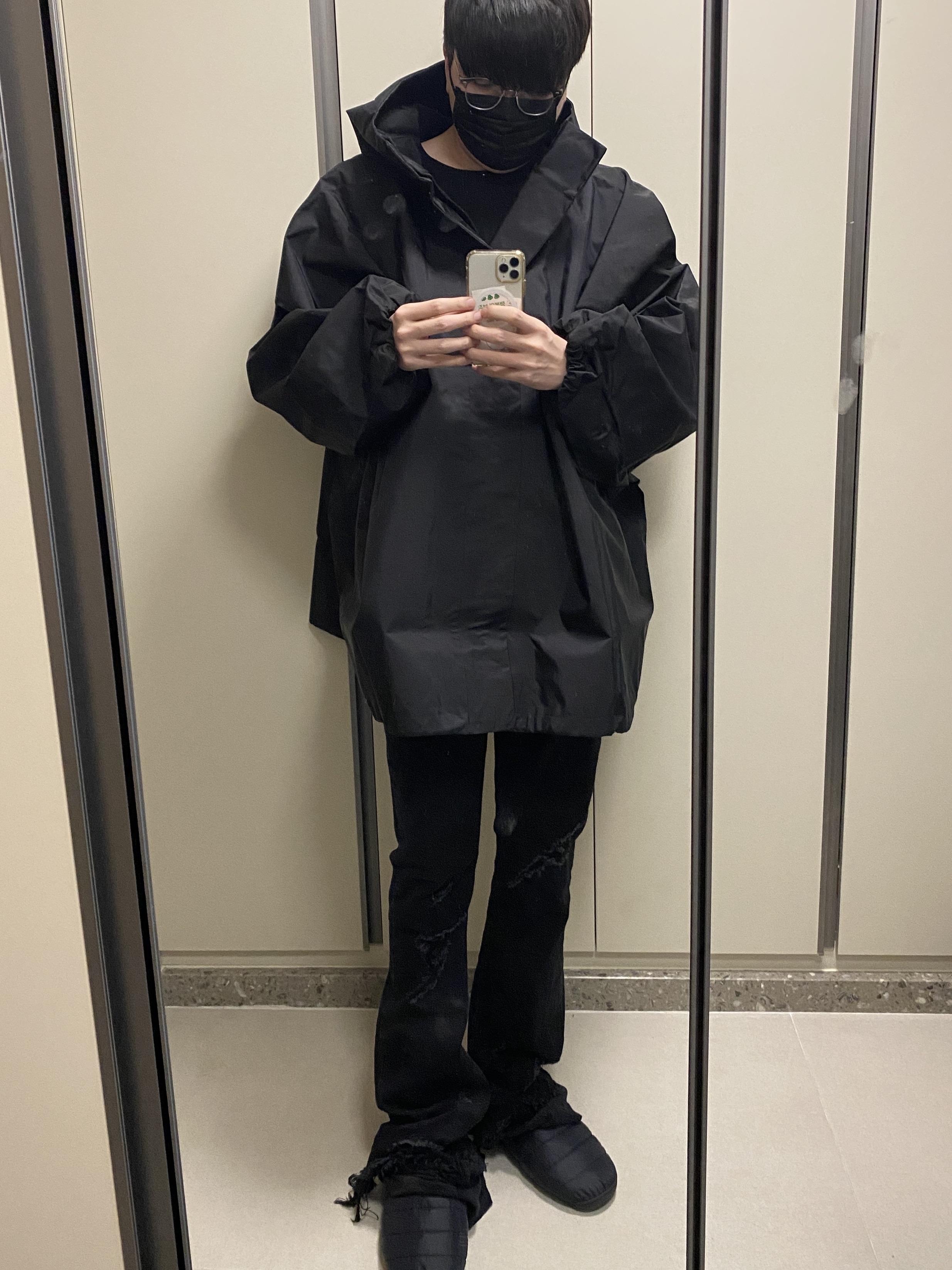 Yeezy Gap Engineered By Balenciaga T-Cut Parka Black, Subu Permanent F-Line Black 착용 스타일 - 1