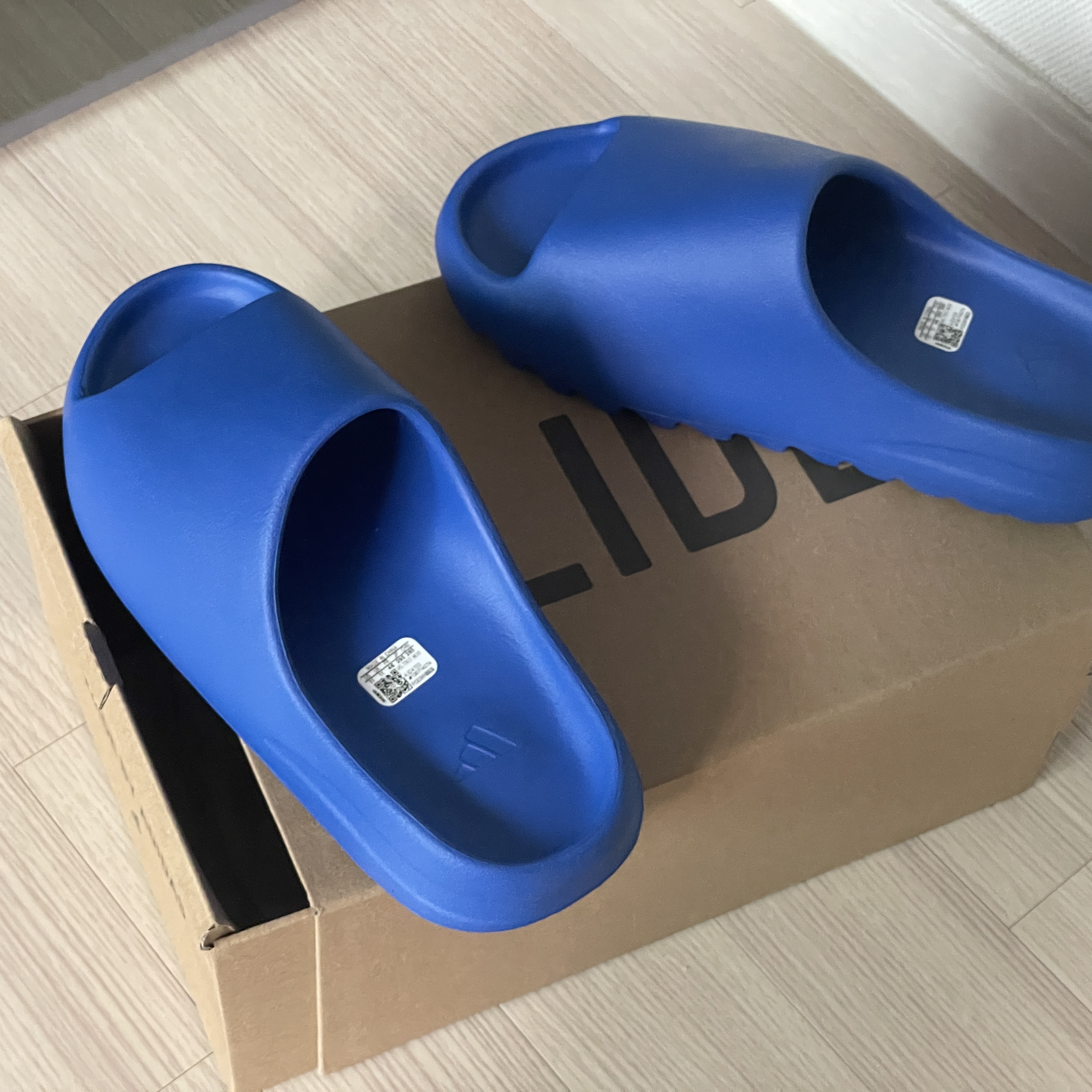 Adidas Yeezy Slide Azure 착용 스타일