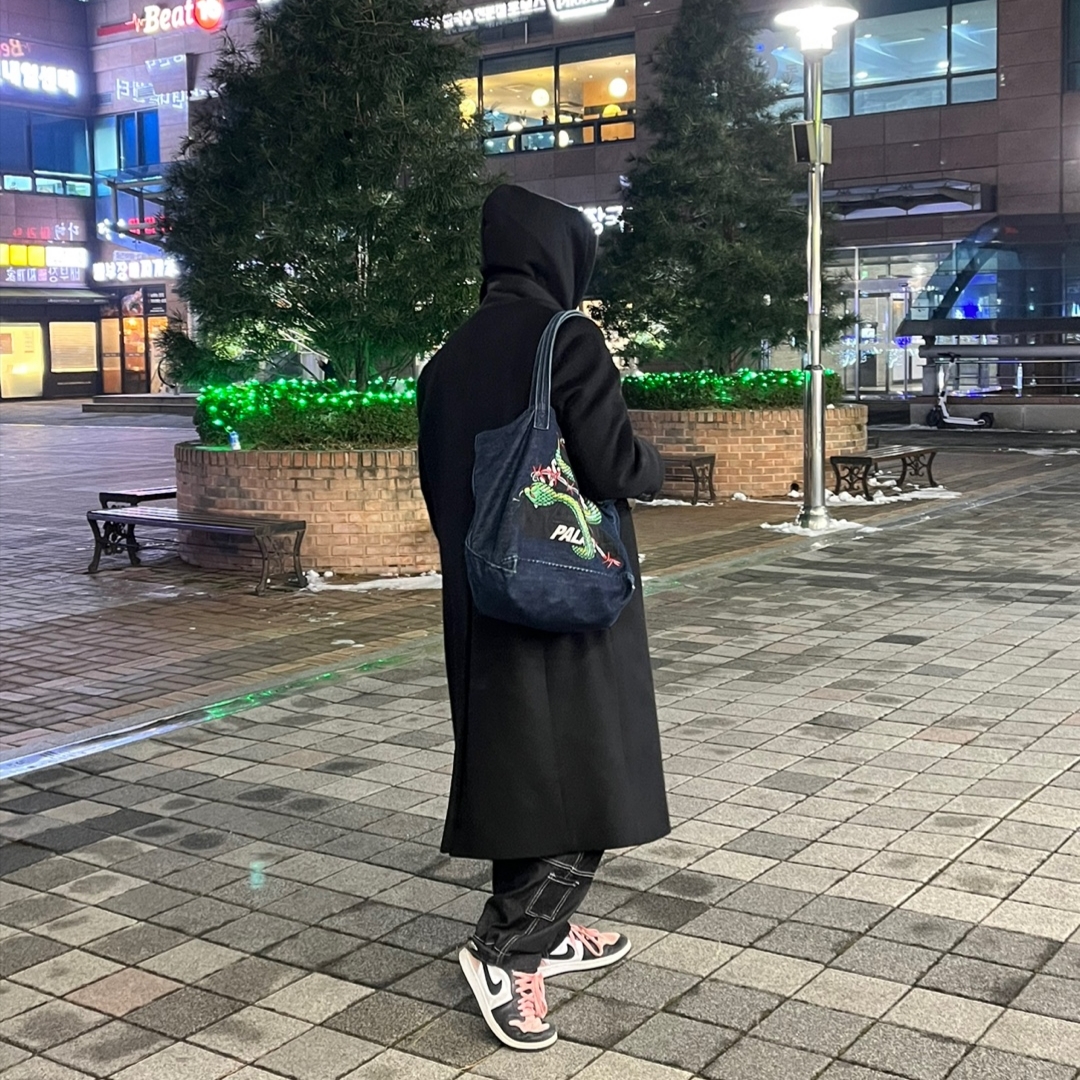IAB Studio Harajuku Hoodie Black - Harajuku Exclusive, Palace Hesh Denim Tote Bag Rinse - 20SS 착용 스타일 - 1