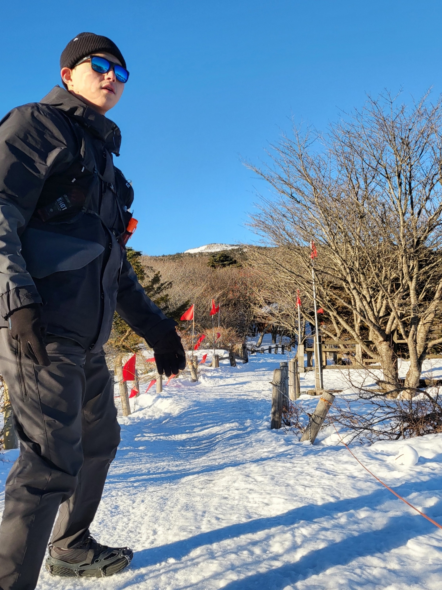 Nike NRG ACG Cuffed Beanie Black, New Balance x Cayl Soft Shell Pants Black 착용 스타일