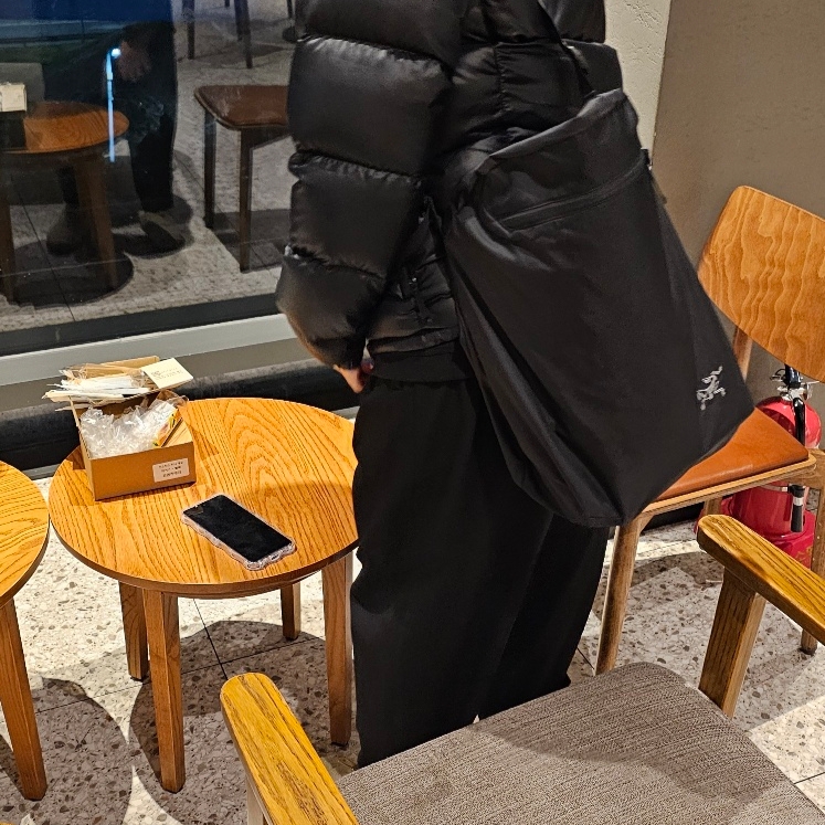 Arc'teryx Heliad 12 Tote Black 착용 스타일