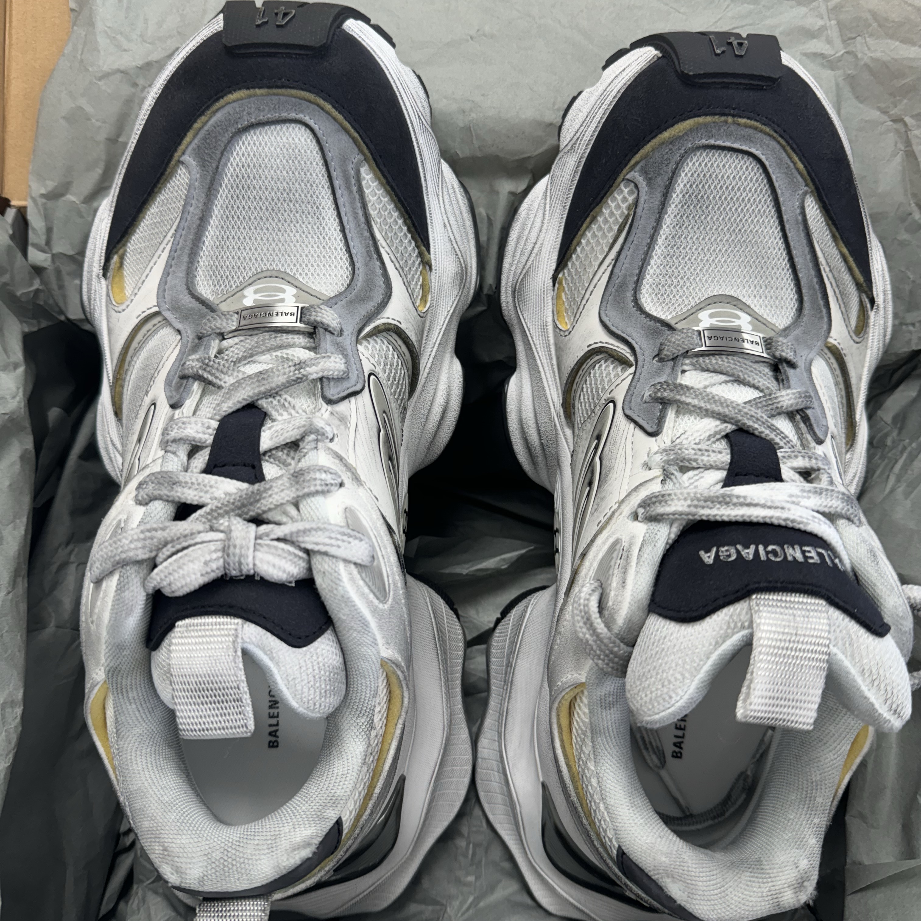 Balenciaga Cargo Sneakers White Grey 착용 스타일 - 2