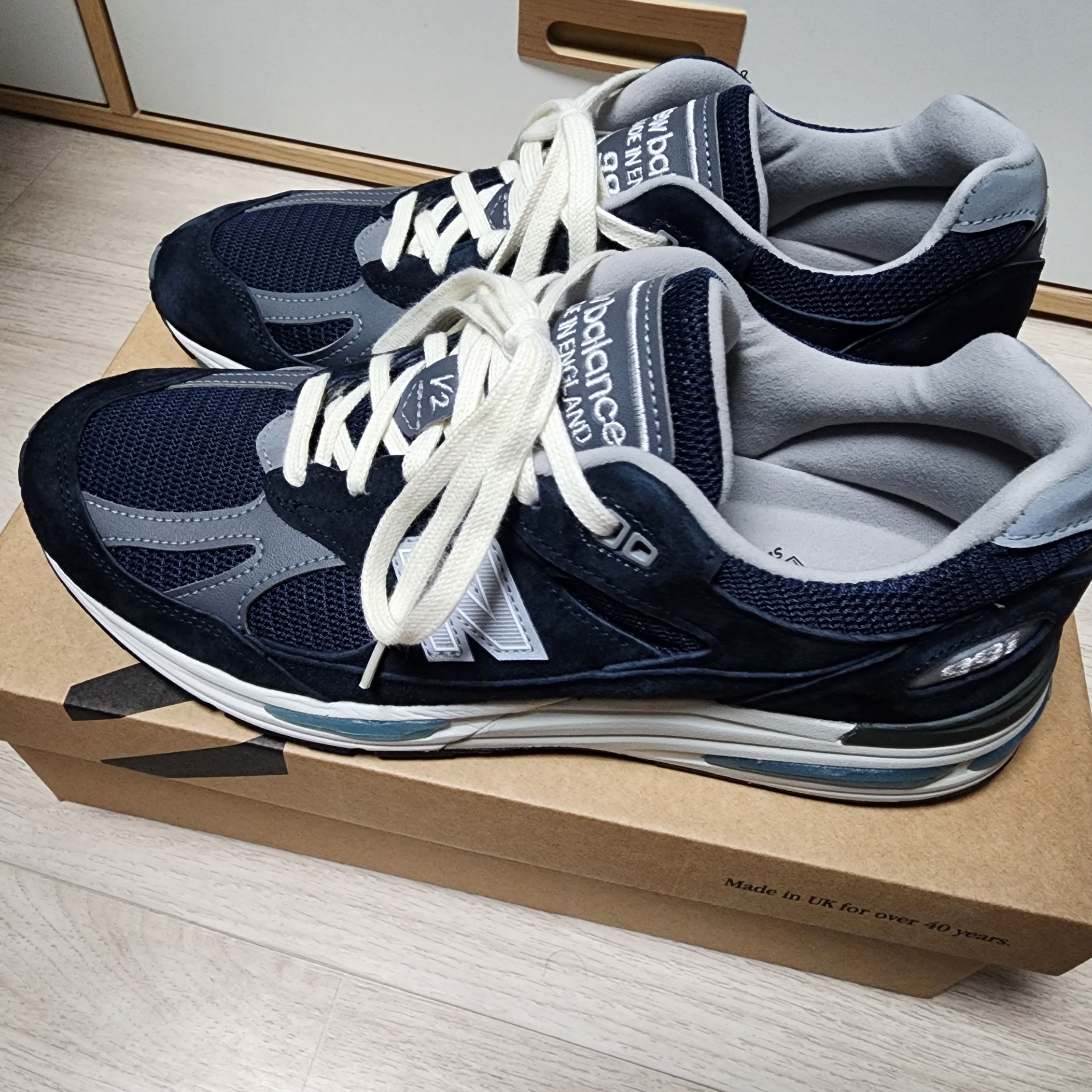 New Balance 991v2 Made in UK Dark Navy Smoked Pearl 착용 스타일 - 1