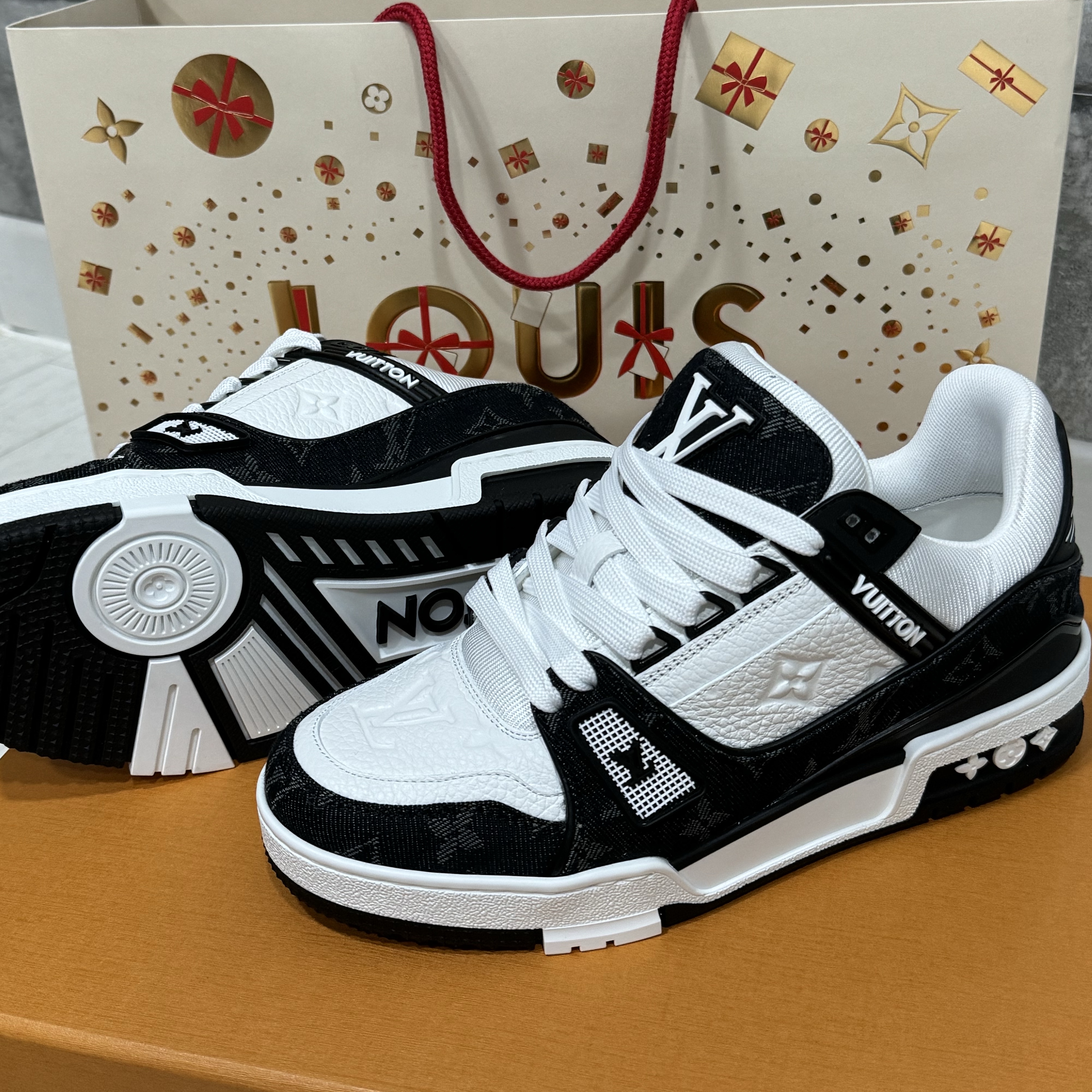 (W) Louis Vuitton LV Trainer Sneaker Black 착용 스타일 - 2