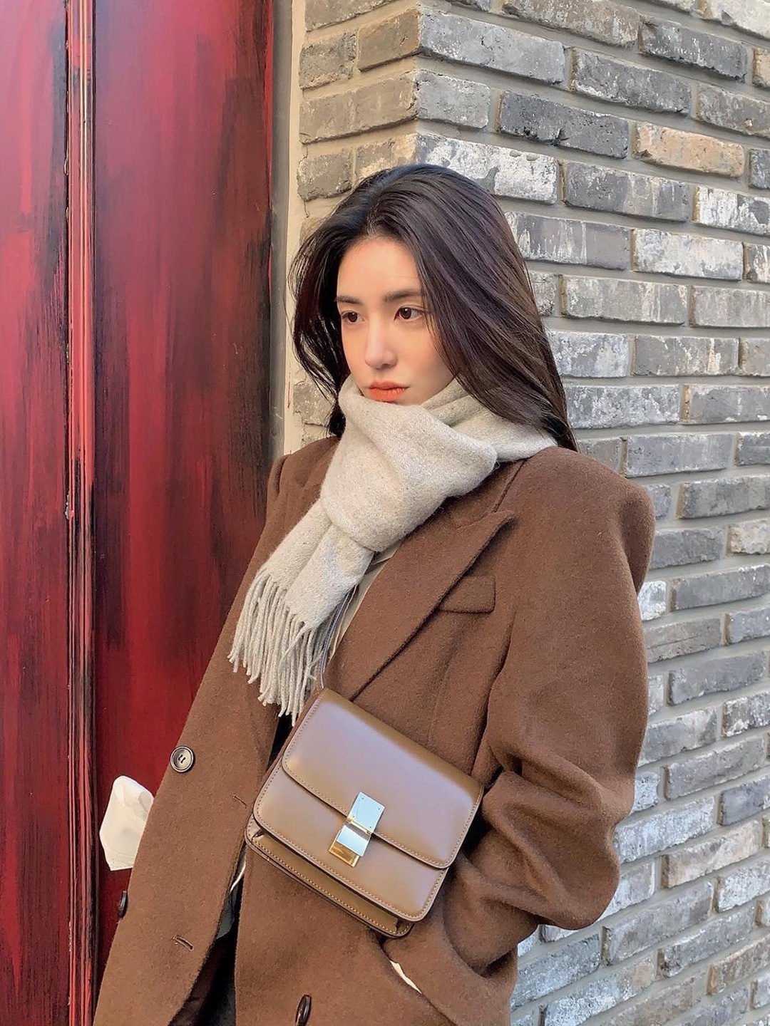 Celine Teen Classic Bag in Box Calfskin Black, Celine Teen Classic Bag in Box Calfskin Camel 착용 스타일 - 3