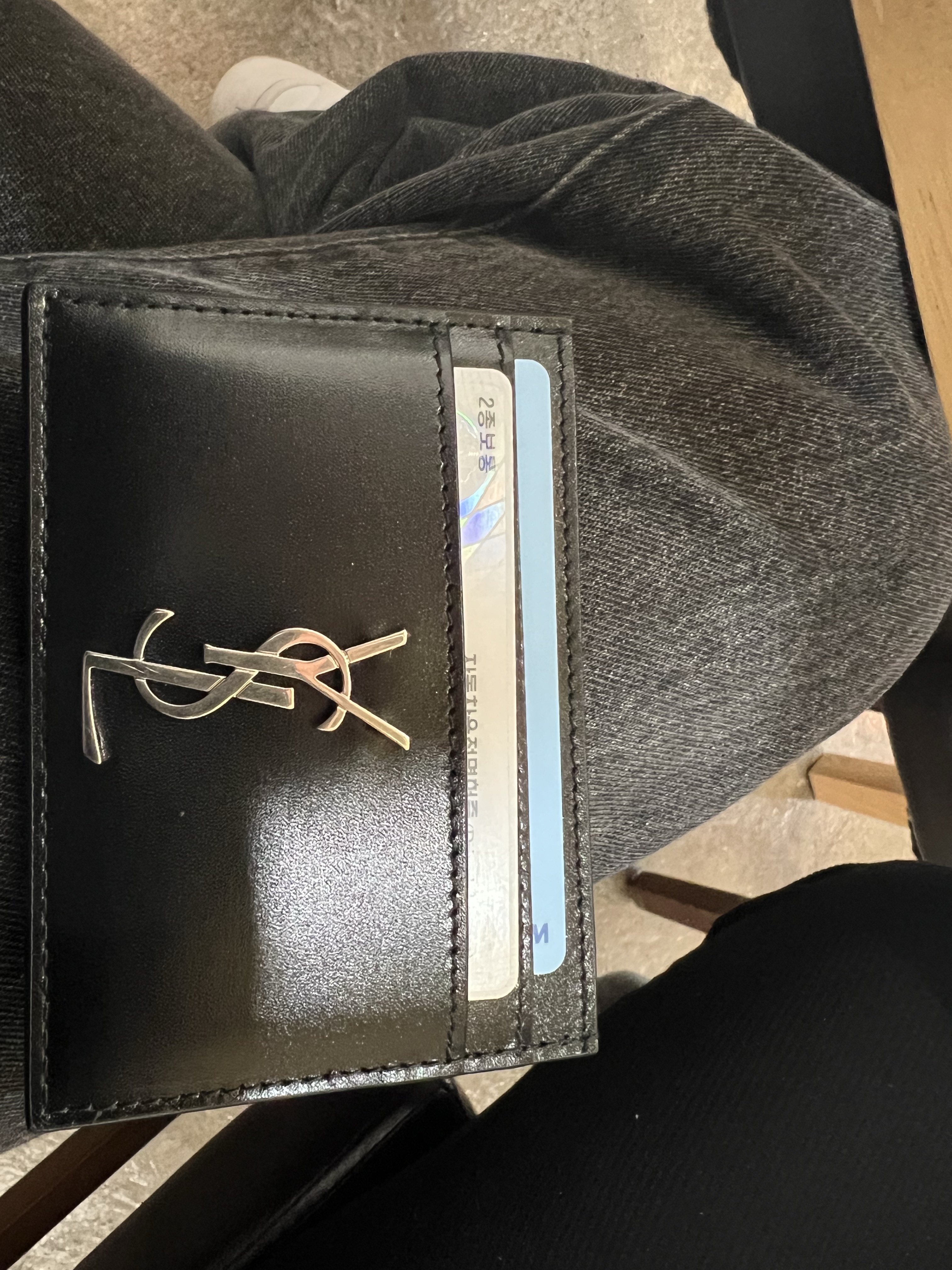 생로랑 모노그램 레더 카드 케이스 블랙 착용 스타일