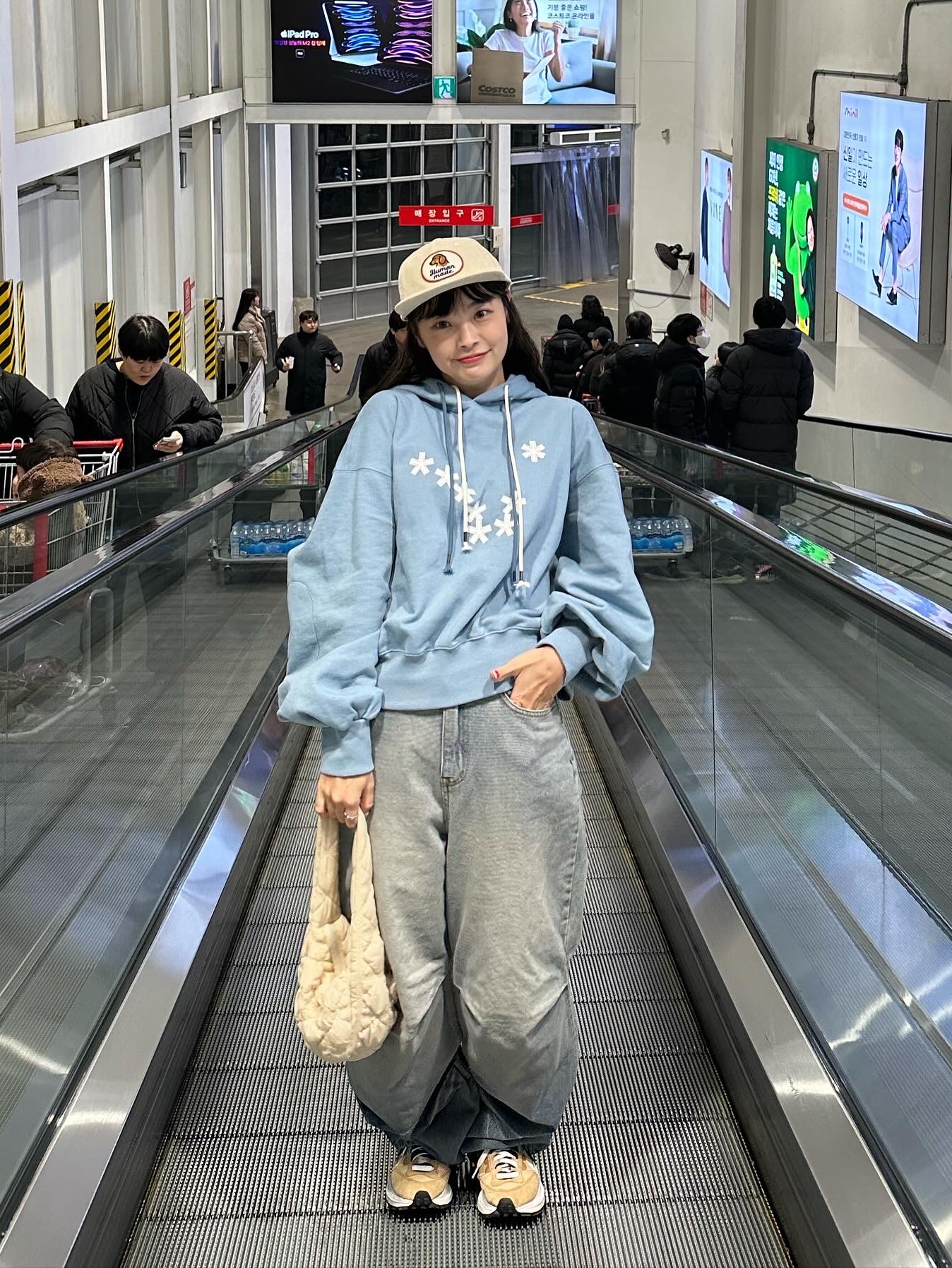 Human Made 6 Panel Corduroy Cap White, Nike x Sacai VaporWaffle Sesame and Blue Void 착용 스타일 - 3