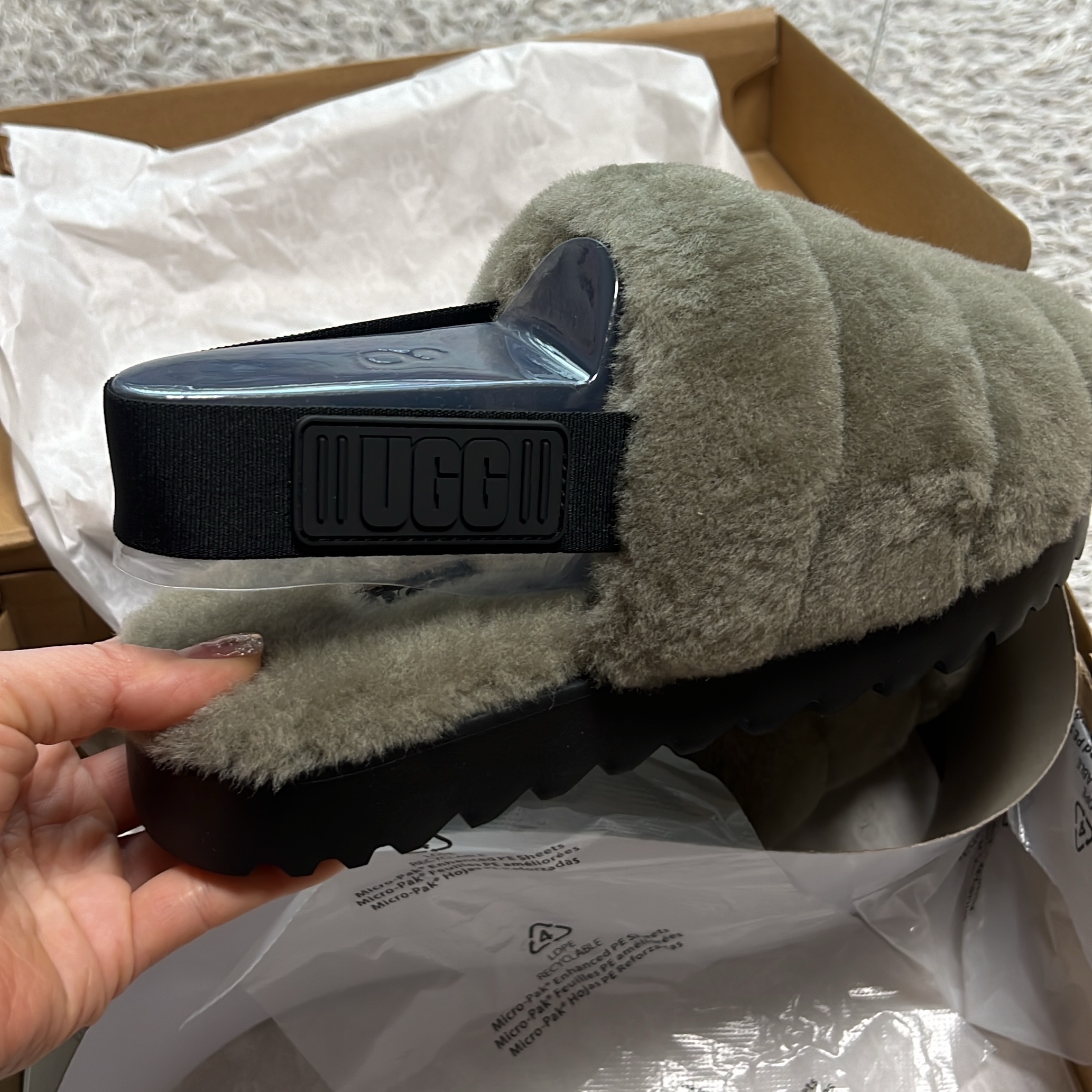 (W) UGG Super Fluff Slipper Burnt Olive 착용 스타일