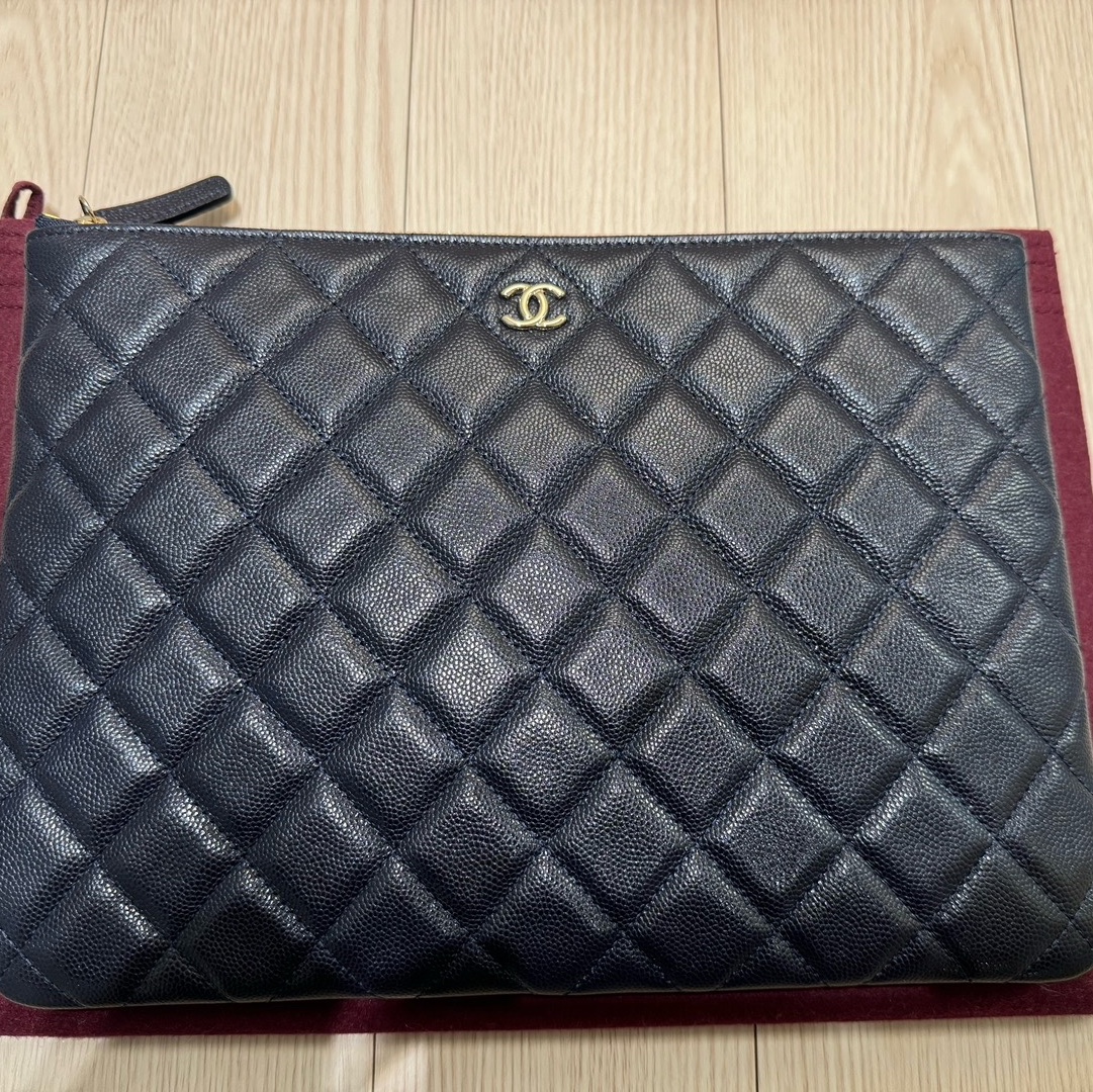 Chanel Medium Classic Pouch Grained Calfskin & Gold Navy Blue 착용 스타일
