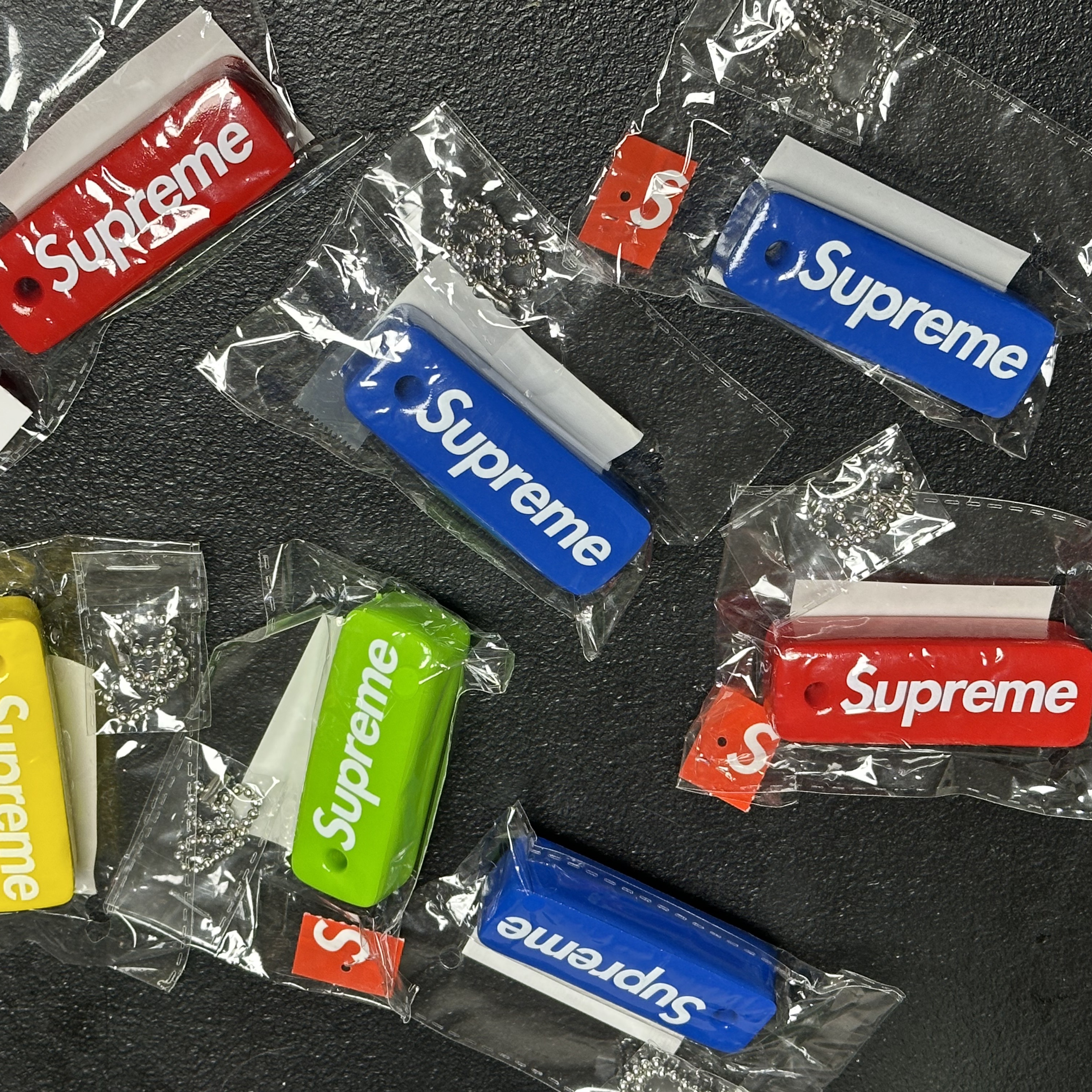 Supreme Floating Keychain Red - 23FW, Supreme Floating Keychain Yellow - 23FW 착용 스타일