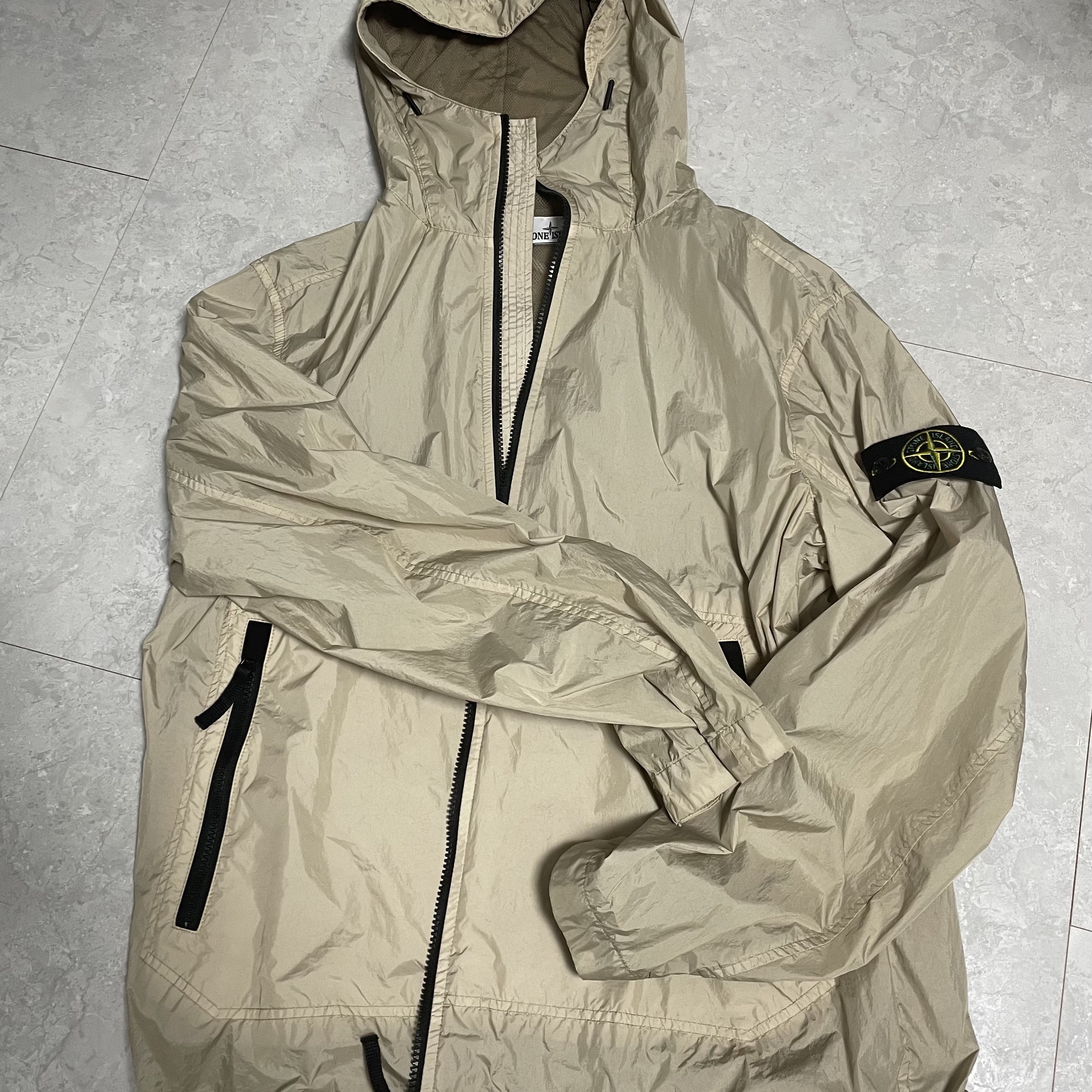 Stone Island 40522 Crinkle Reps Nylon Garment Dyed Hooded Jacket Dove Grey - 23SS 착용 스타일