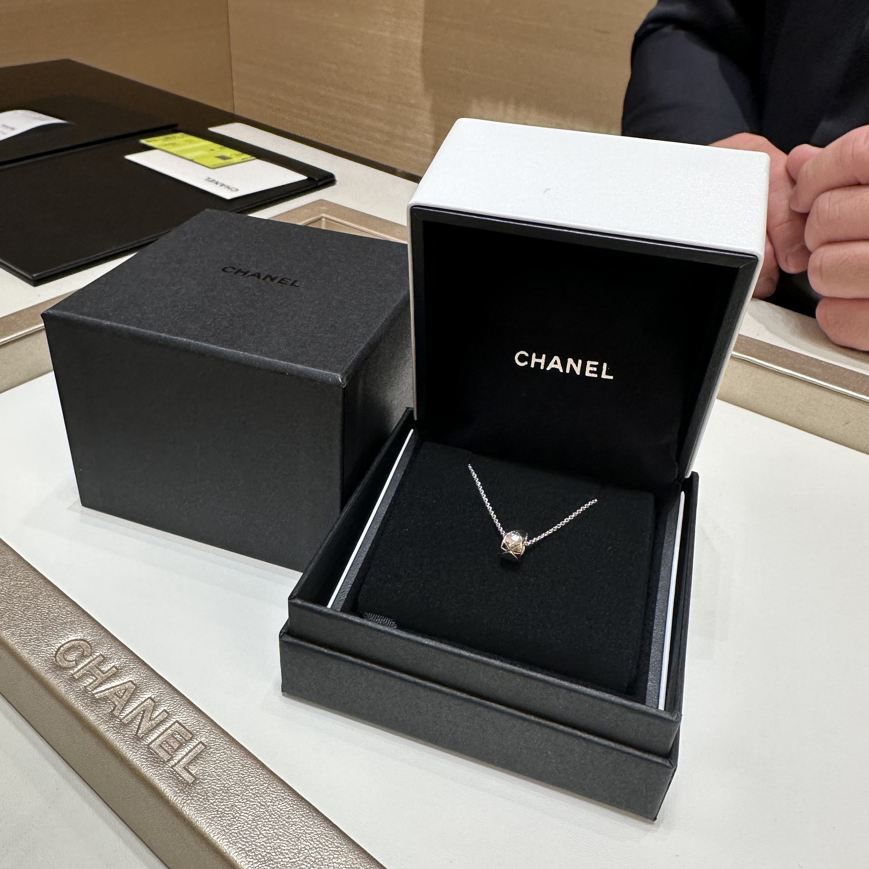 (W) Chanel Coco Crush Necklace Quilted Motif & 18K White Gold 착용 스타일 - 3