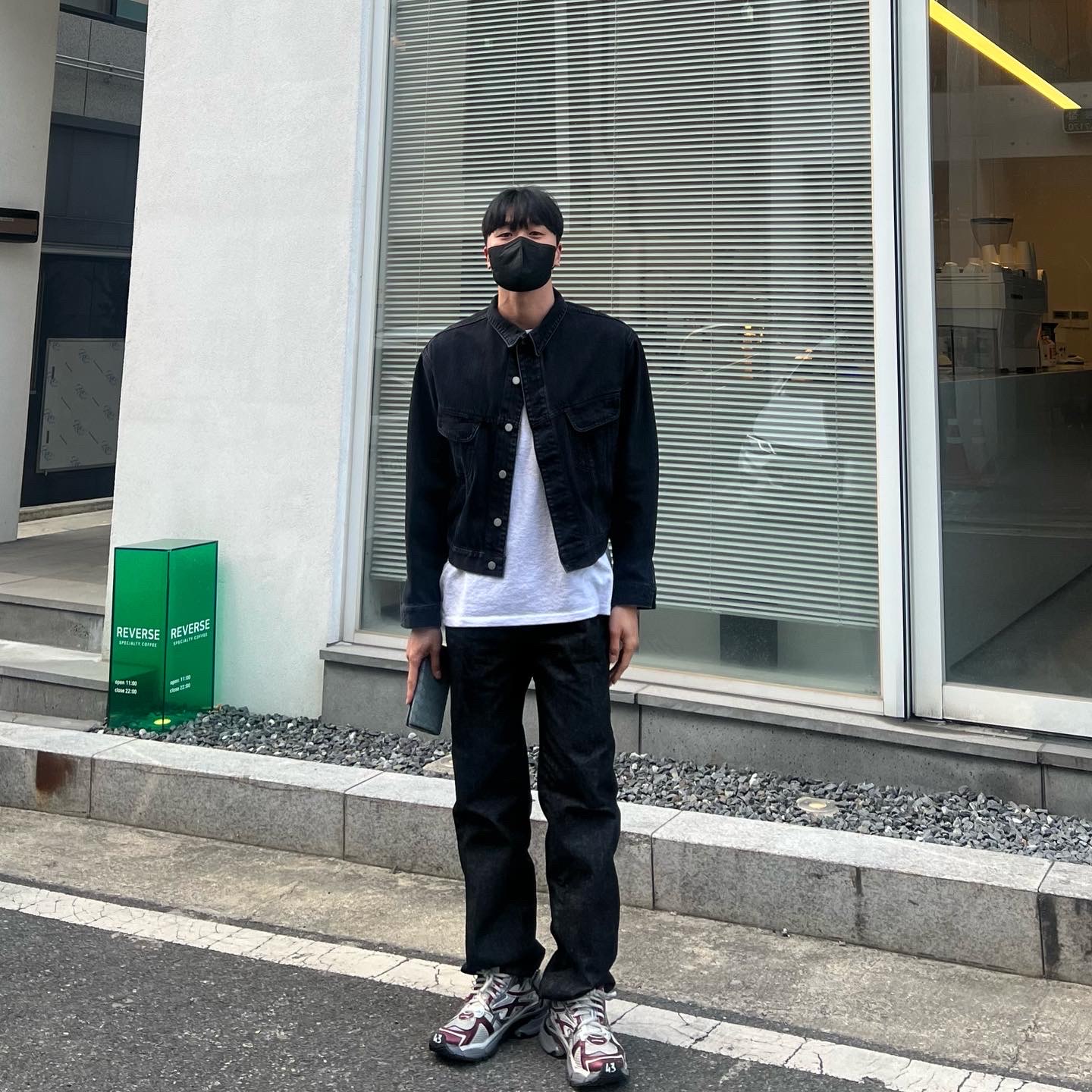Balenciaga Runner Sneakers Grey Burgundy 착용 스타일 - 3