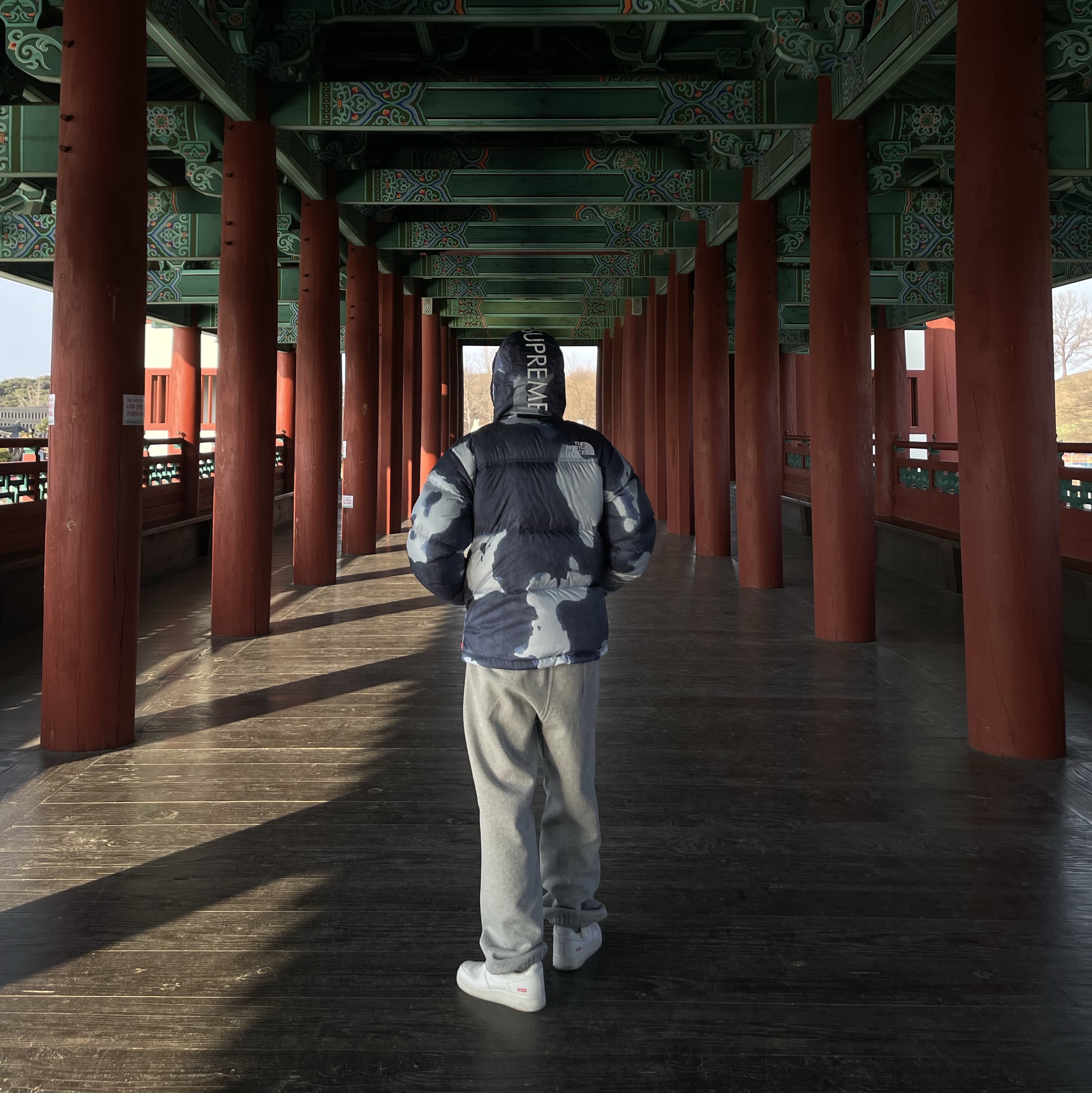 Supreme x The North Face Bleached Denim Print Nuptse Jacket Indigo - 21FW, Supreme Small Box Drawcord Sweatpants Heather Grey - 23FW 착용 스타일
