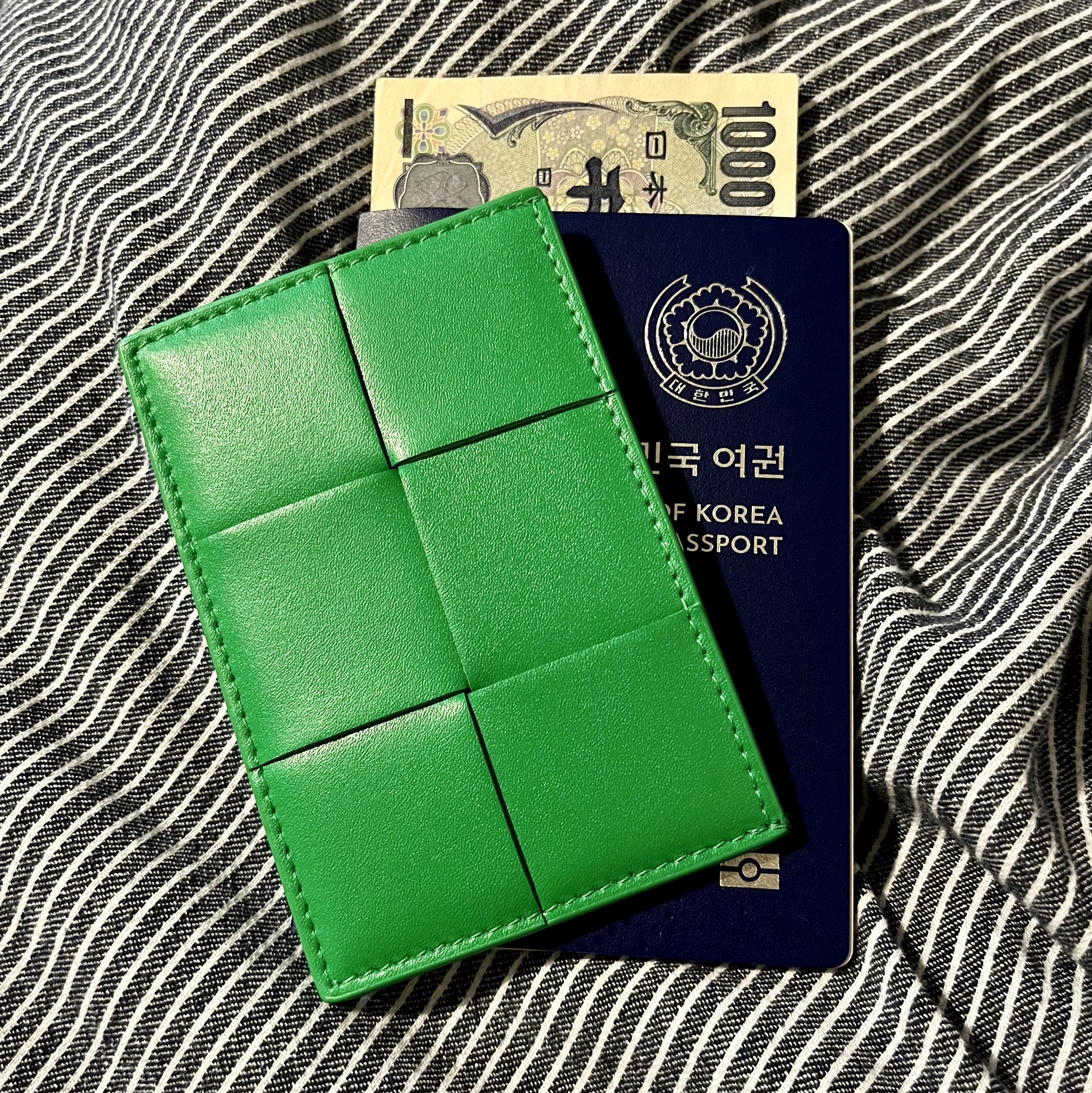 Bottega Veneta Credit Card Case Calfskin Parakeet 착용 스타일