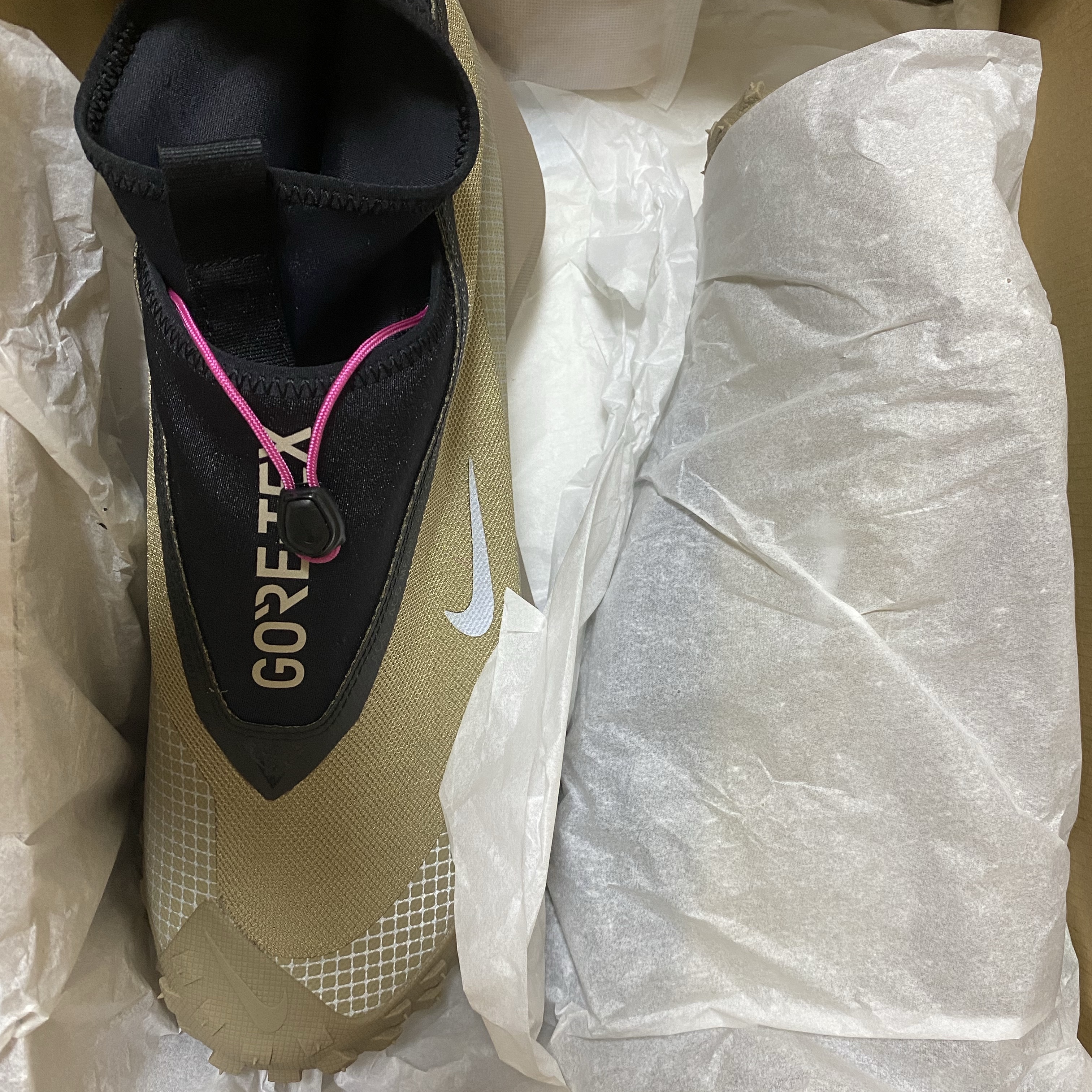 Nike ACG Mountain Fly Gore-Tex Khaki 착용 스타일 - 2