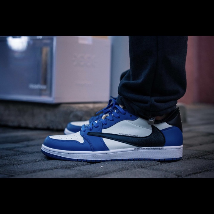 Jordan 1 x Travis Scott x Fragment Retro Low OG SP Military Blue, Jordan 1 x Travis Scott Retro Low Golf NRG Neutral Olive 착용 스타일 - 3