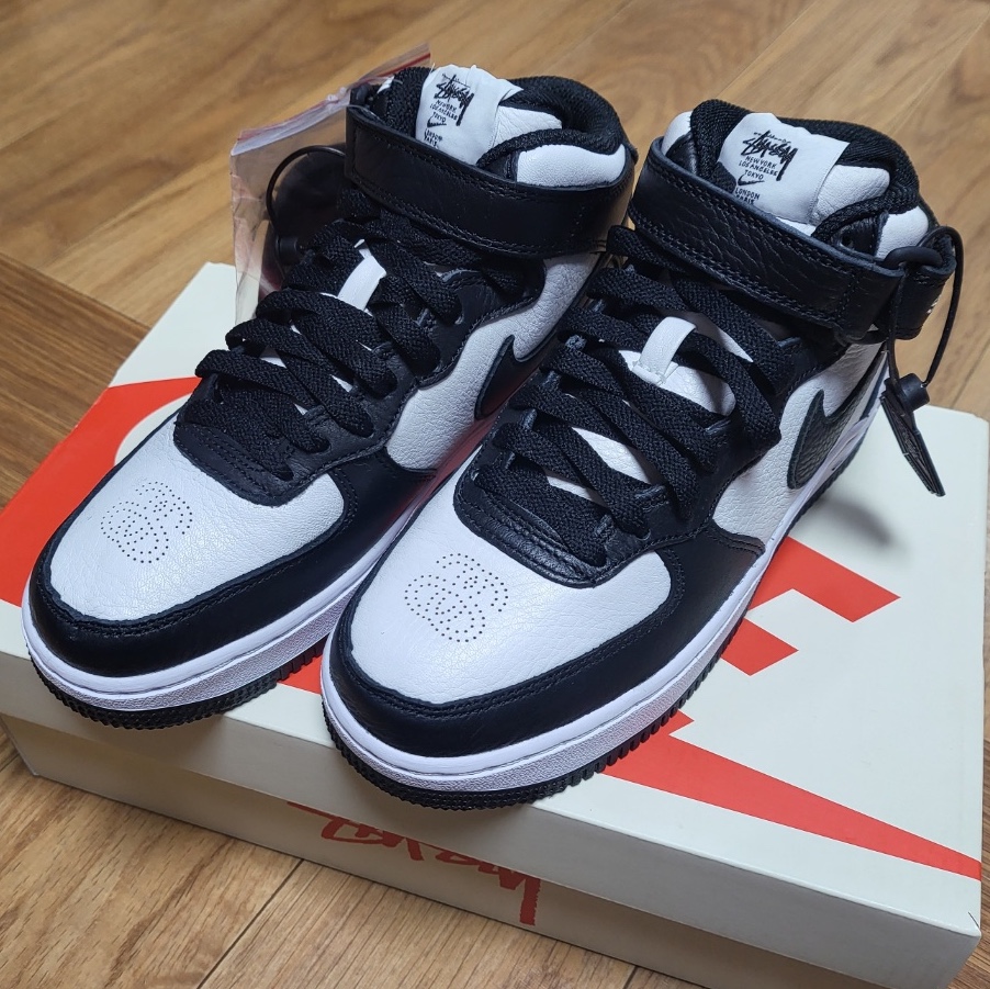 Nike x Stussy Air Force 1 '07 Mid SP Black and Light Bone 착용 스타일 - 2