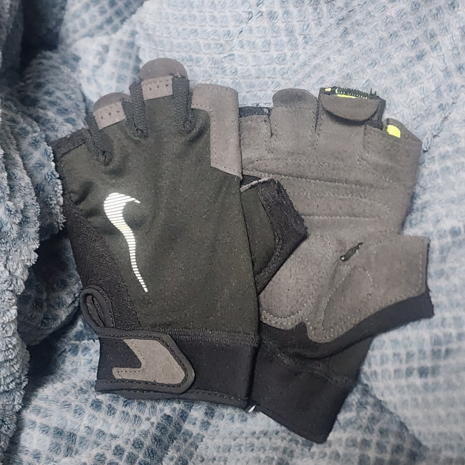Nike Ultimate Training Gloves Black Volt 착용 스타일 - 2