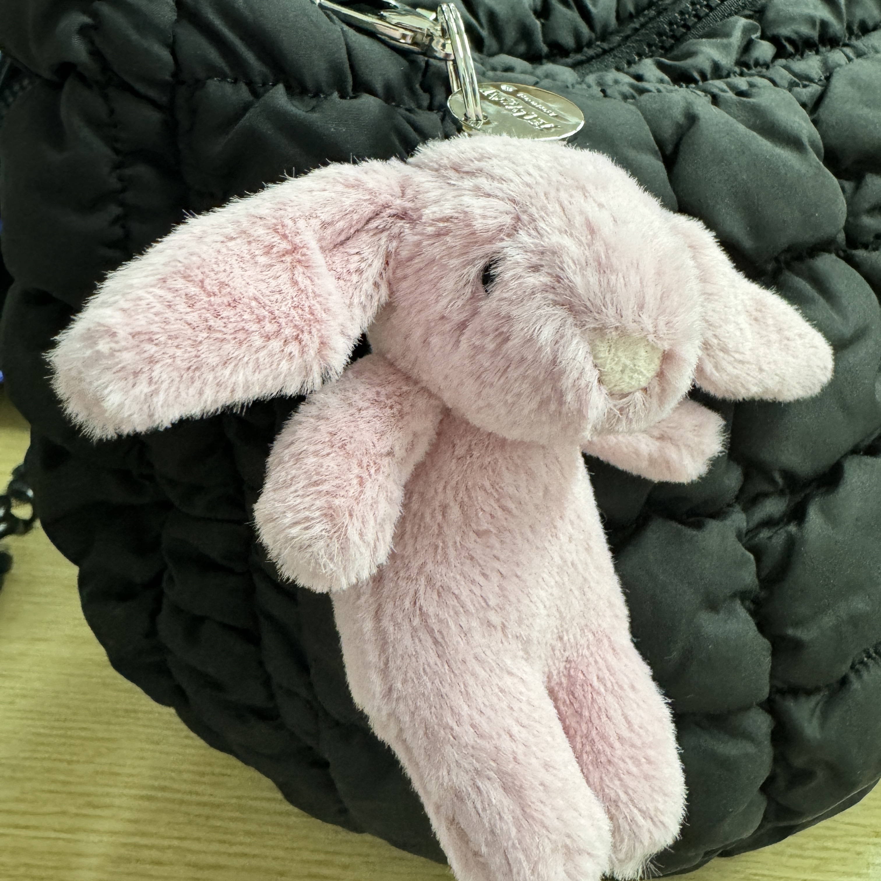 Jellycat Bashful Bunny Bag Charm Tulip 착용 스타일