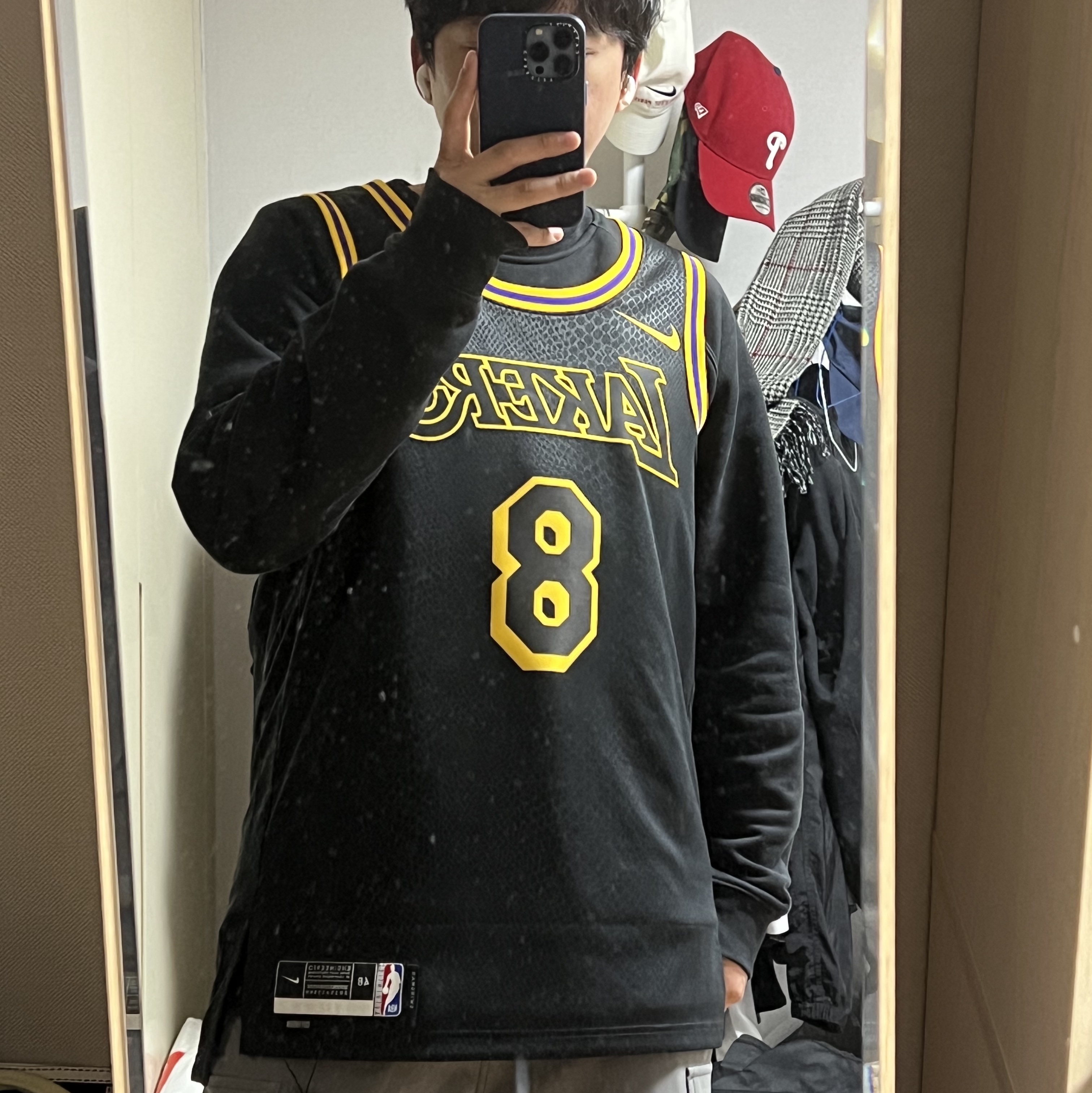 Nike Kobe Bryant LA Lakers City Edition Swingman Jersey Black (FN7297-010) 착용 스타일 - 1