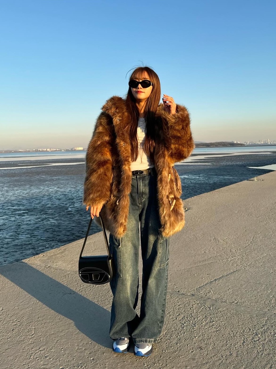 (W) Celine Triomphe 01 Sunglasses in Acetate Black, Diesel 1DR Shoulder Bag in Nappa Leather Black 착용 스타일 - 1