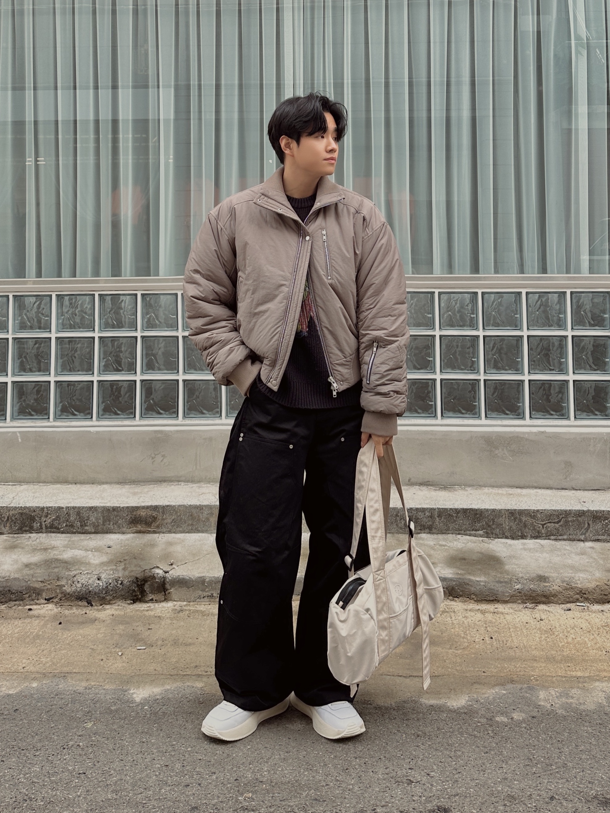 Haleine Highneck Bomber Padding Khaki Beige 착용 스타일 - 1