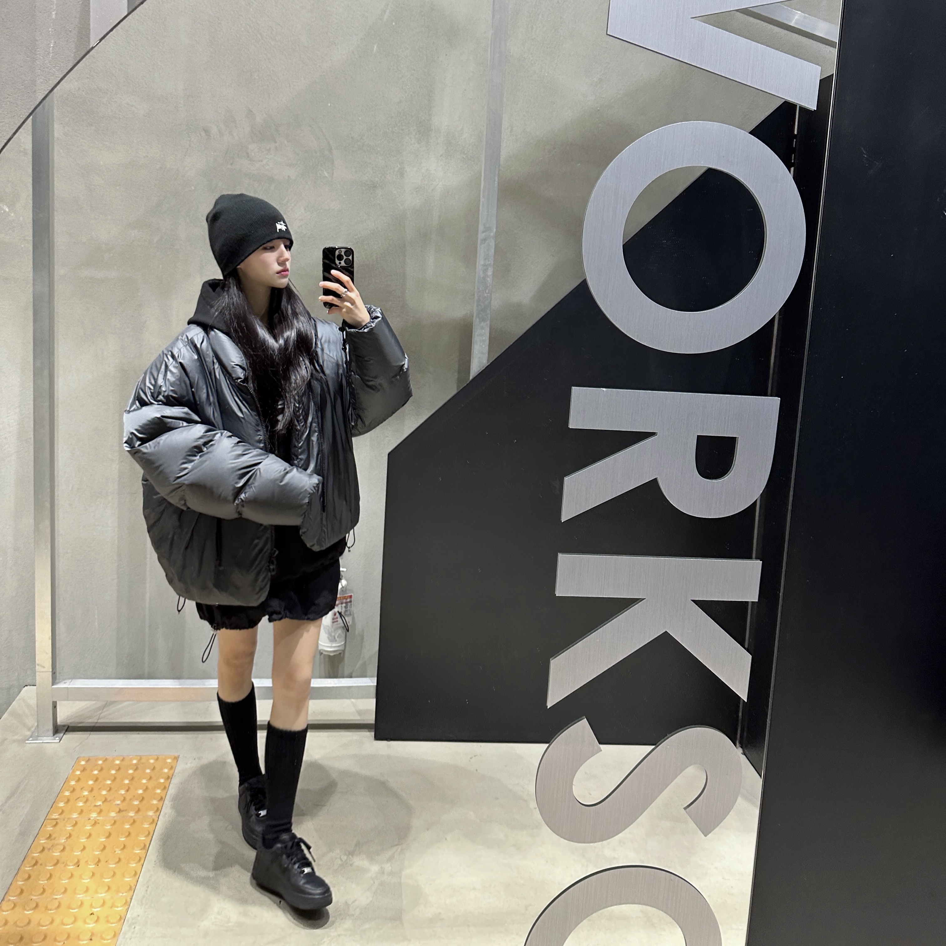 Nike Air Force 1 '07 Low Triple Black, Stussy Basic Skullcap Beanie Black 착용 스타일