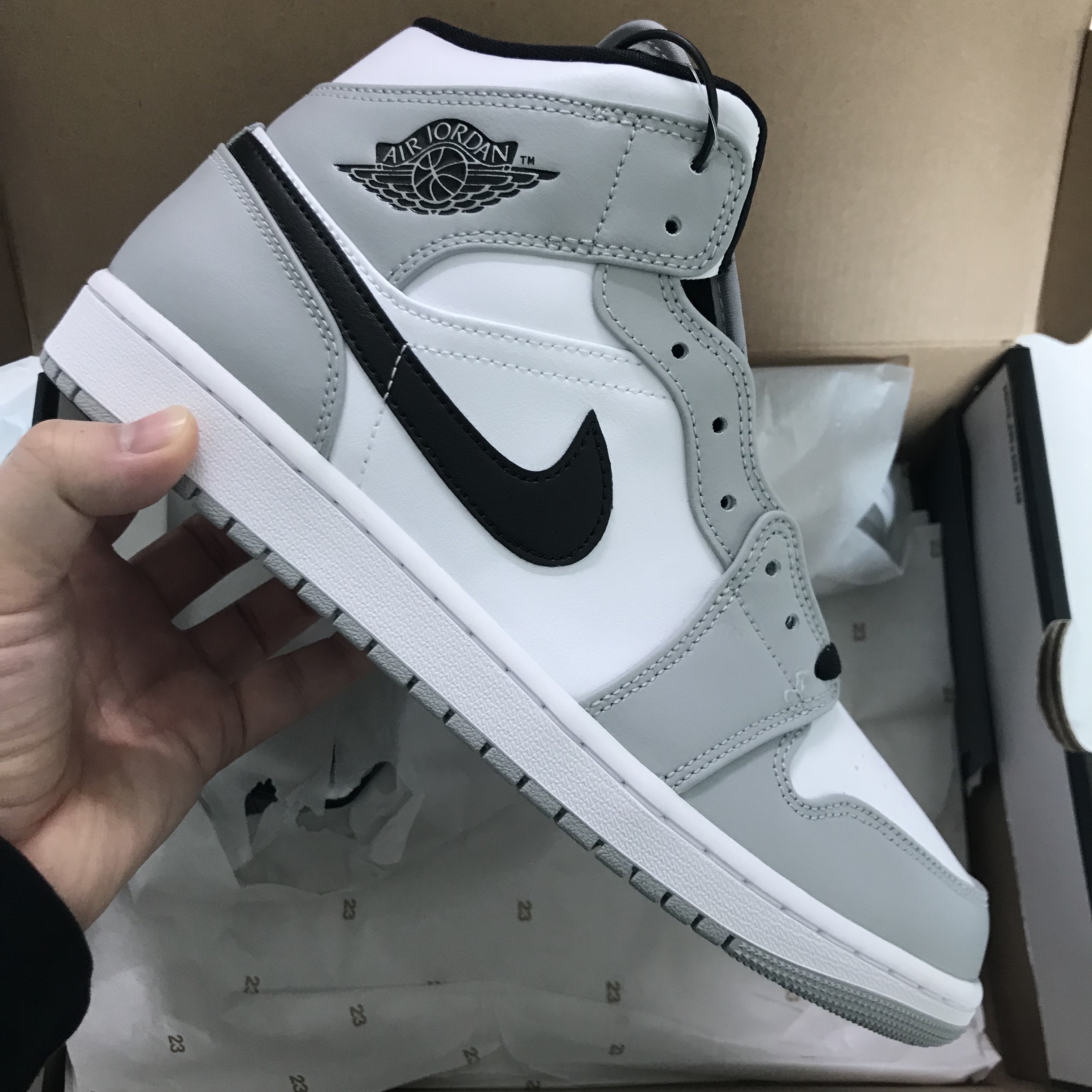 Jordan 1 Mid Light Smoke Grey 착용 스타일