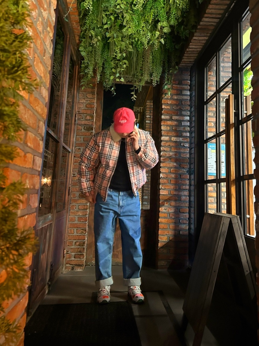 Supreme x Burberry Shearling Collar Down Puffer Jacket Pink - 22SS, Supreme x Coogi Baggy Jean Blue - 23SS 착용 스타일 - 4