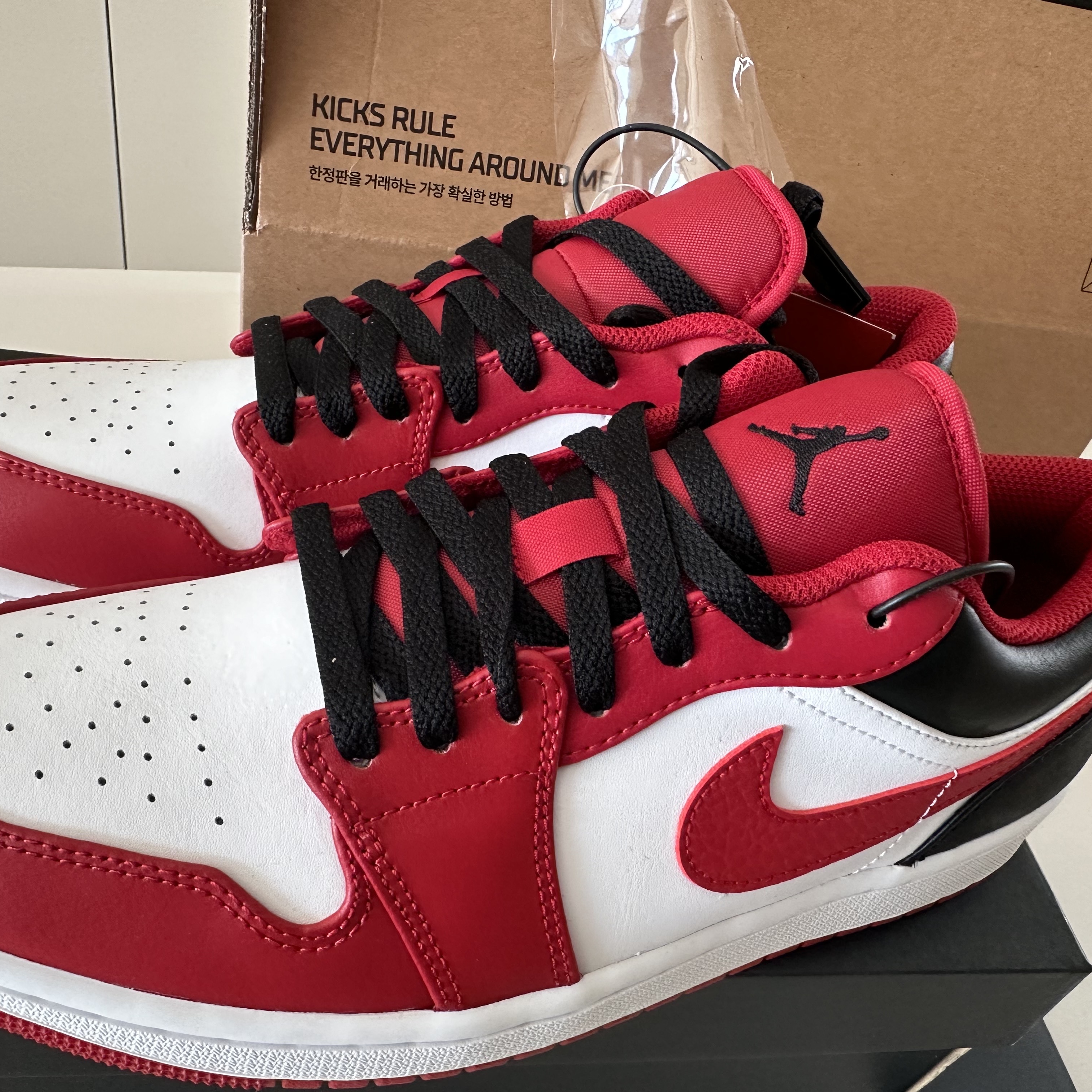 Jordan 1 Low White Gym Red Black 착용 스타일 - 2