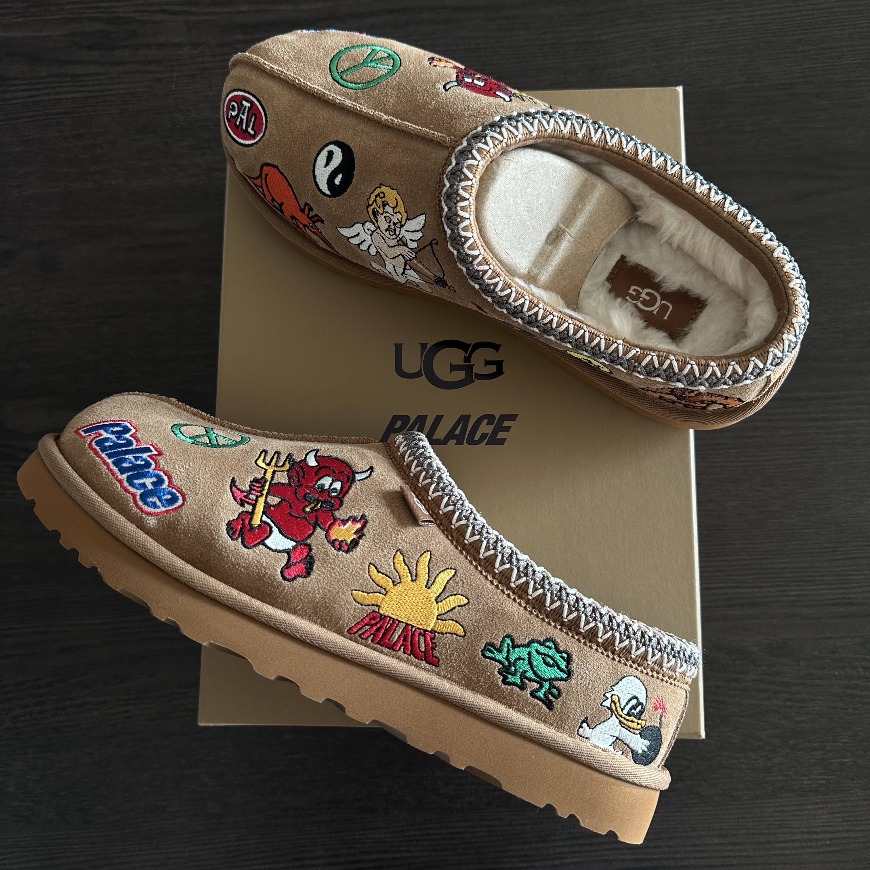 UGG x Palace Tasman Slipper Chestnut 착용 스타일