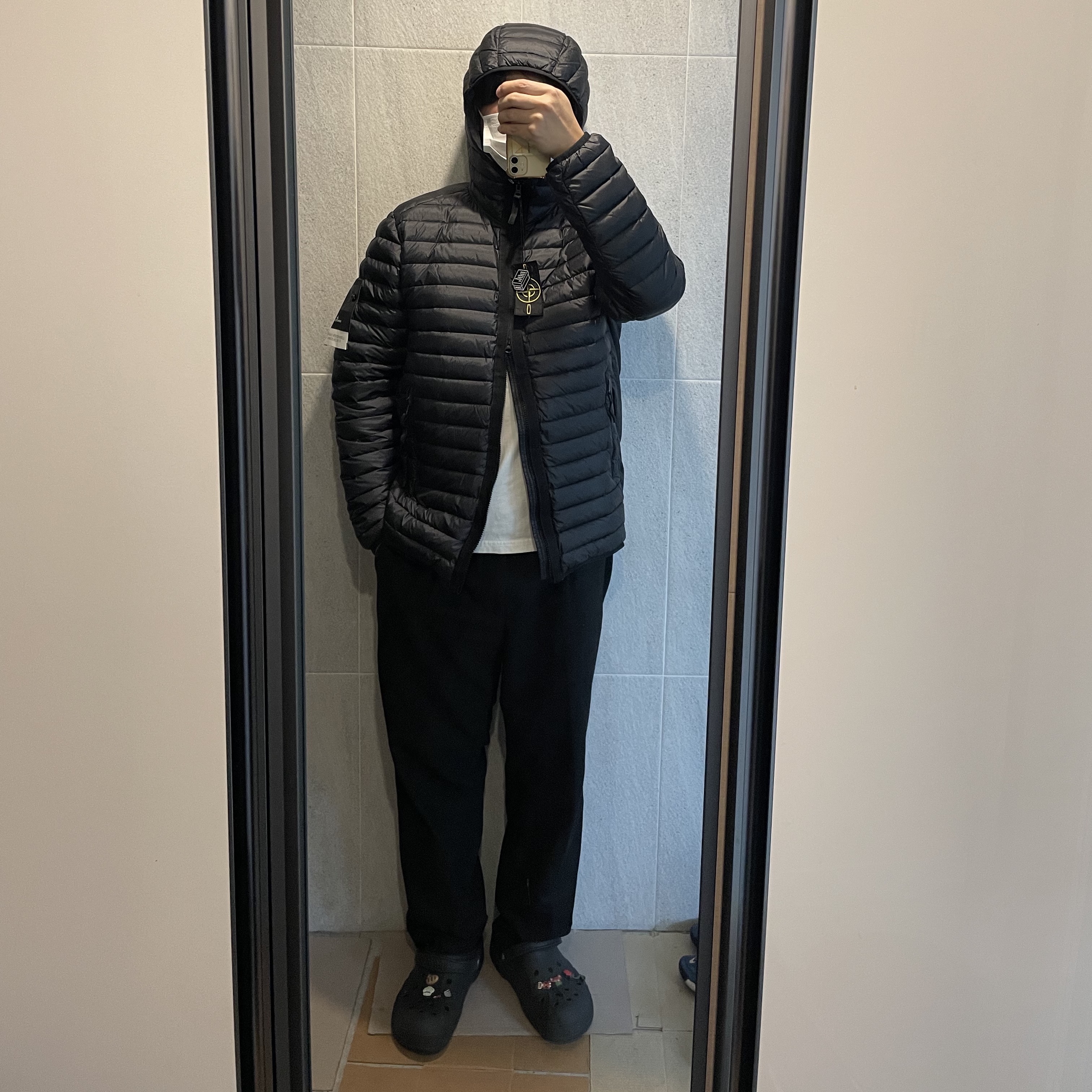Stone Island 40324 Packable Loom Woven Chambers R-Nylon Down-TC Jacket Black - 23FW 착용 스타일