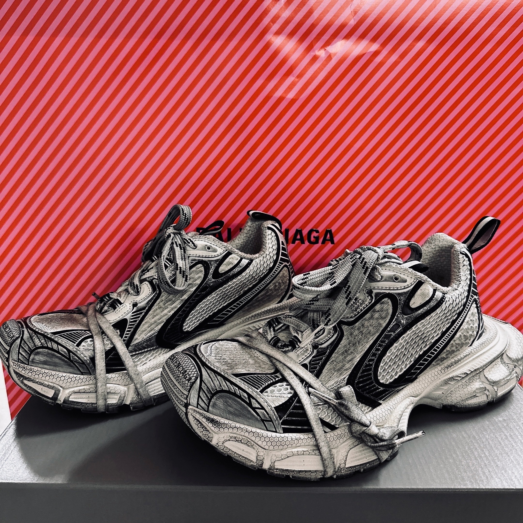 Balenciaga 3XL Sneakers White Black 착용 스타일 - 1