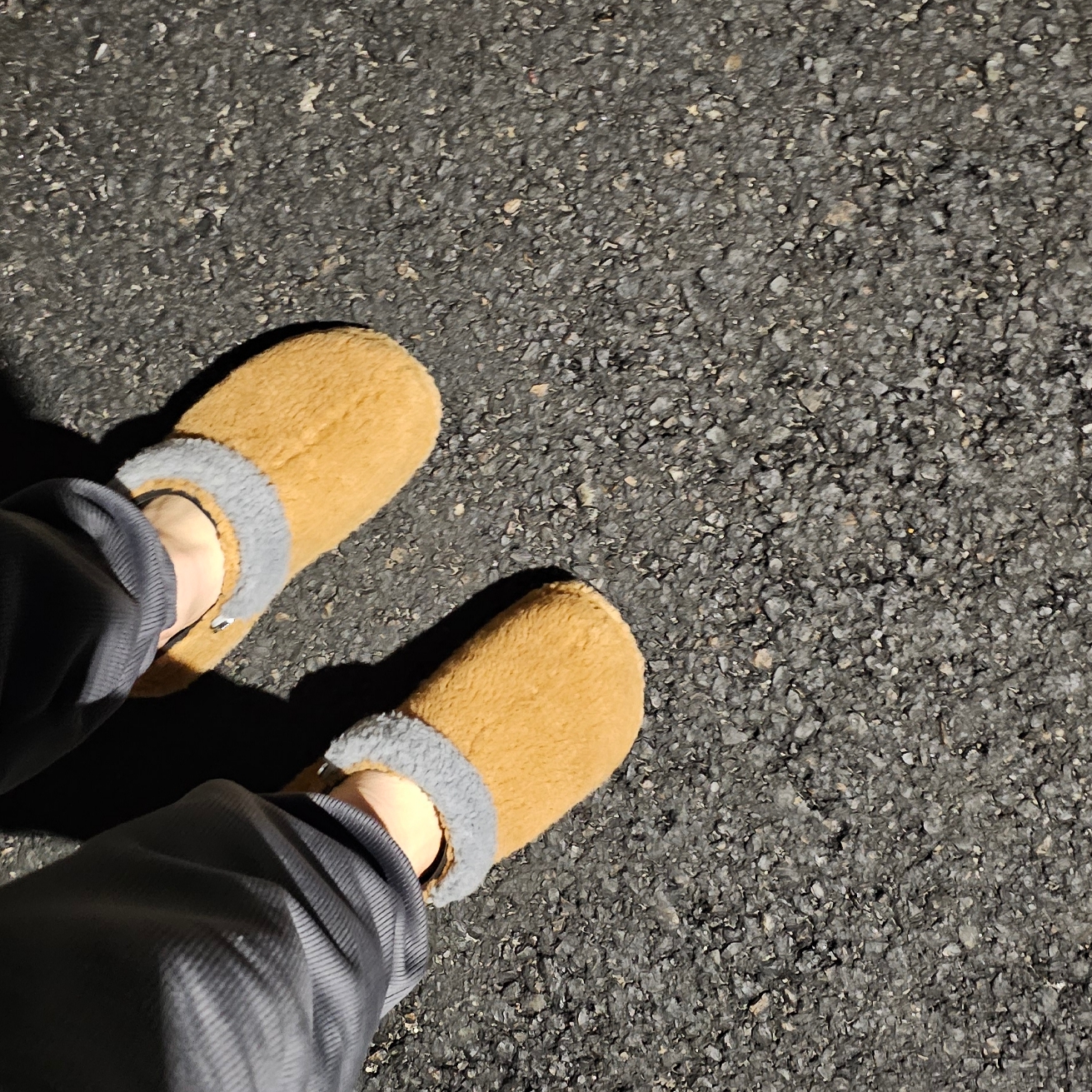 Crocs x Lil Nas X Mega Crush Clog Black Brown 착용 스타일 - 4
