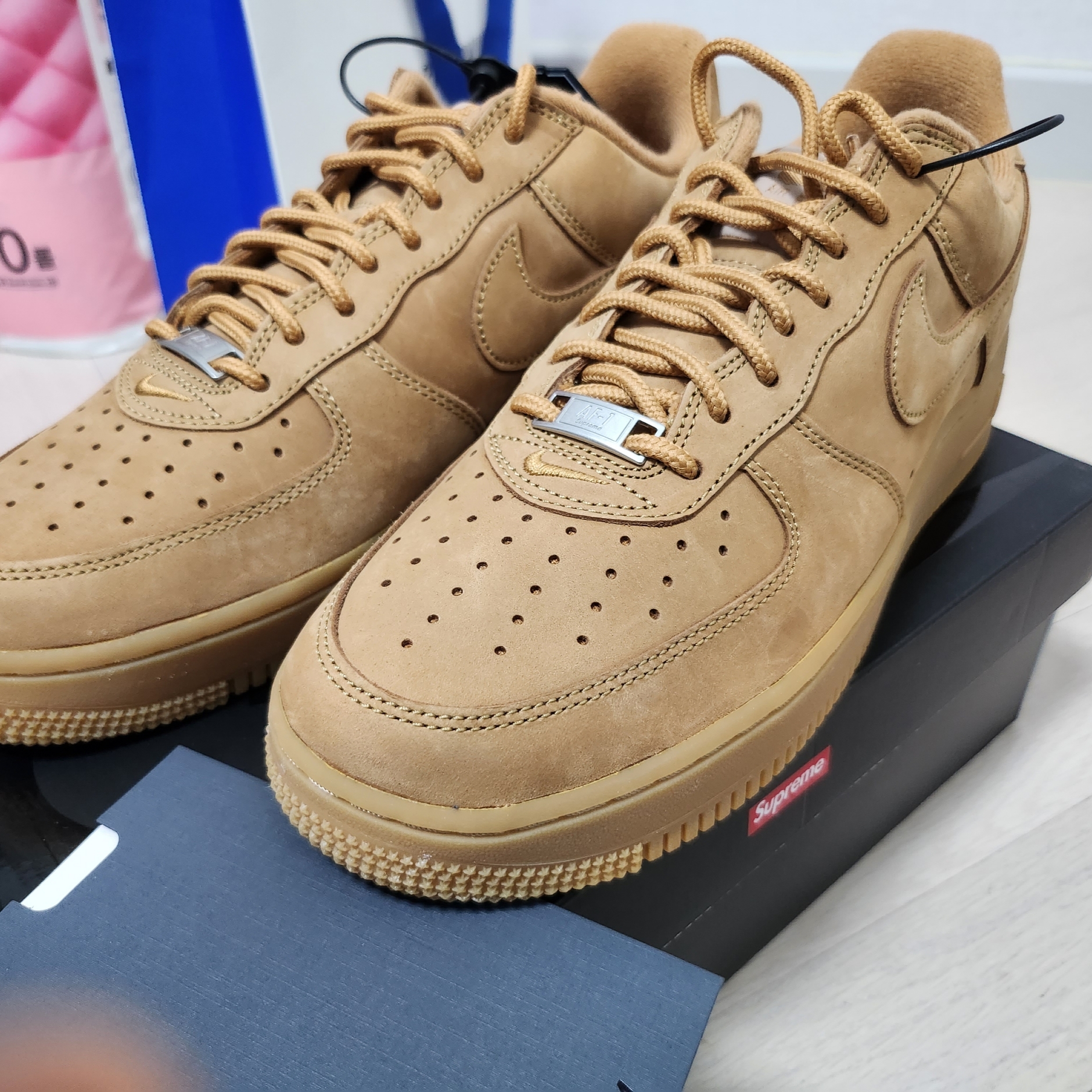Nike x Supreme Air Force 1 Low Flax 착용 스타일