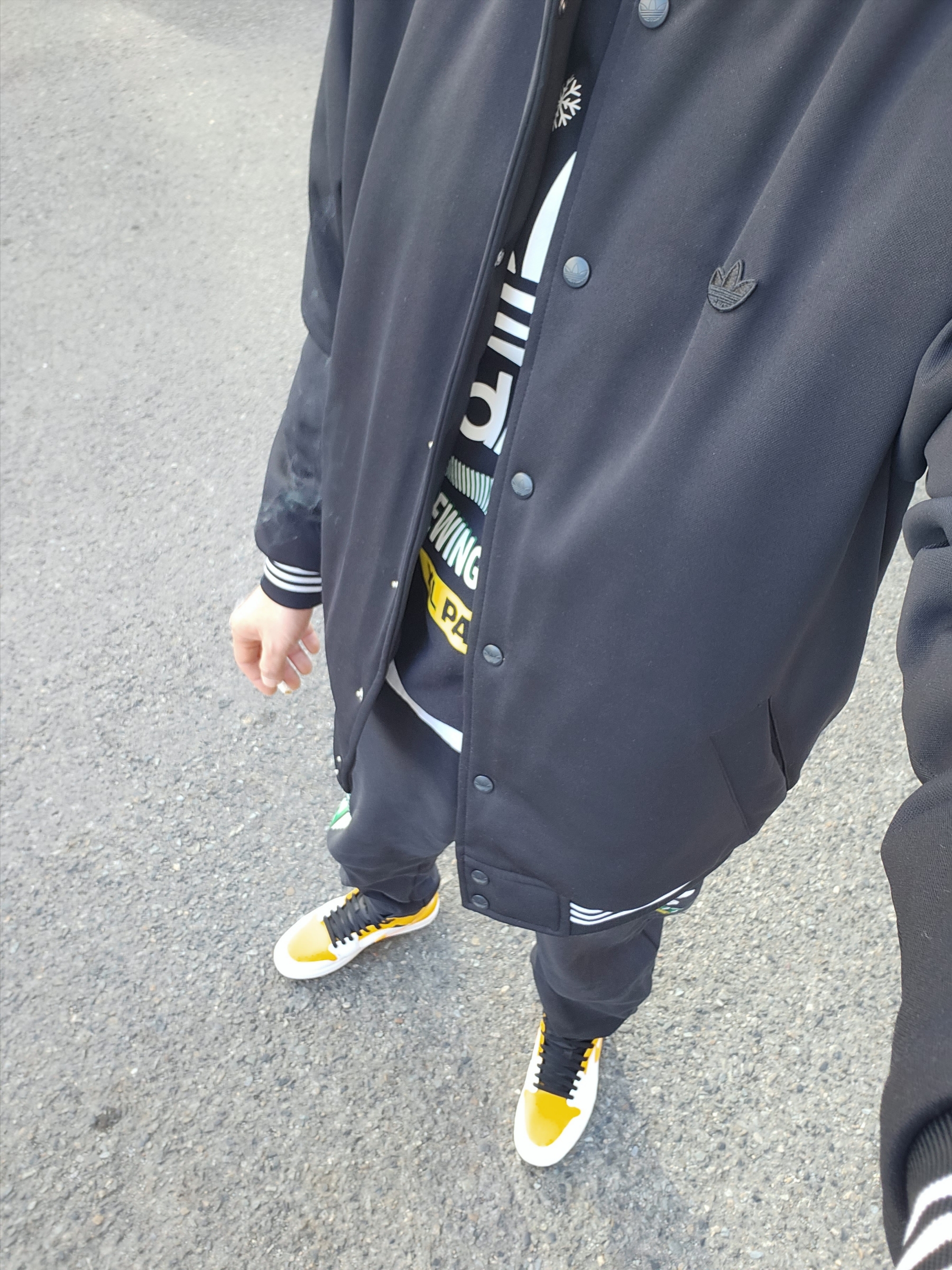 Jordan 1 Mid White University Gold 착용 스타일