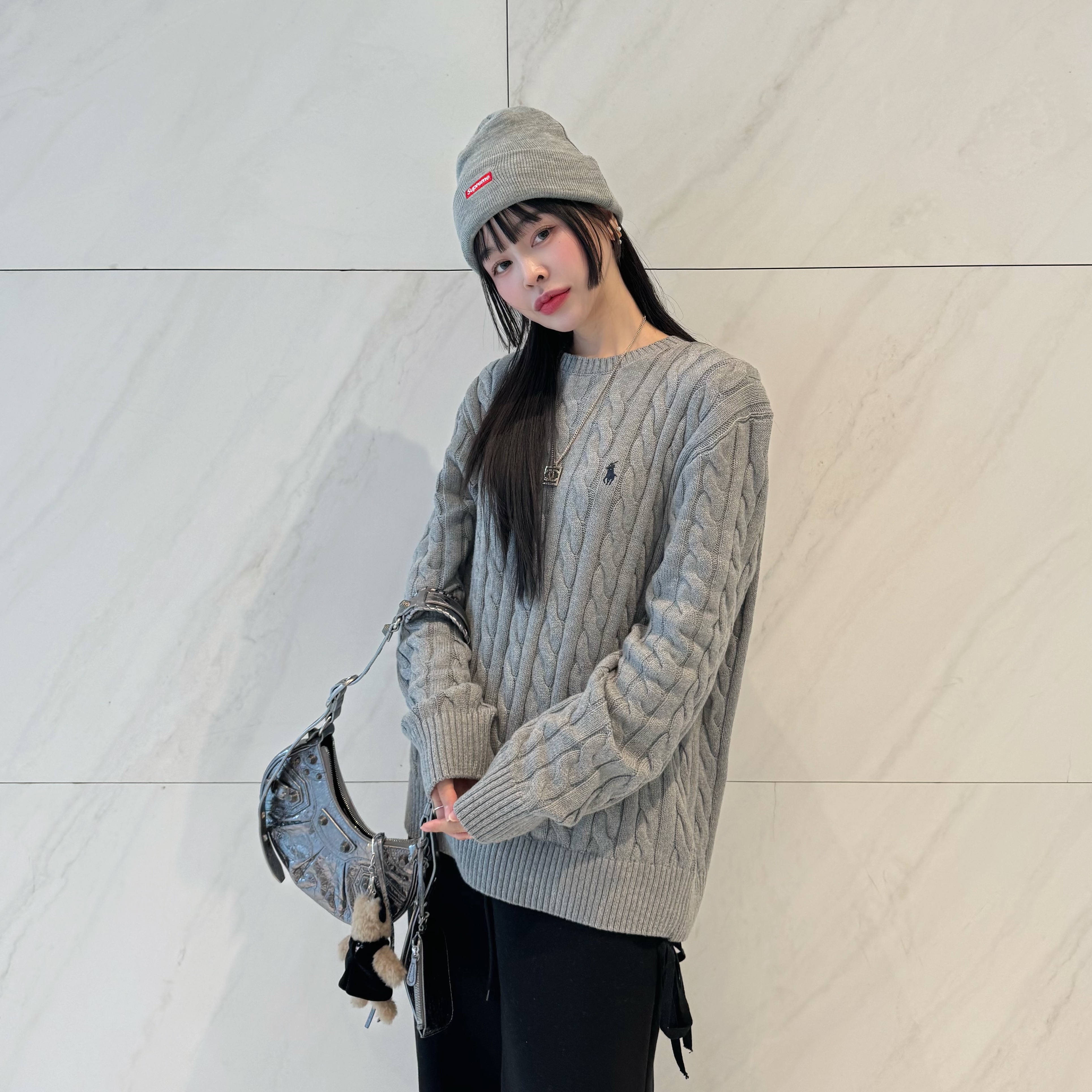 Supreme New Era S Logo Beanie Heather Grey - 23FW, Balenciaga Le Cagole XS Shoulder Bag Metallized Silver 착용 스타일 - 1