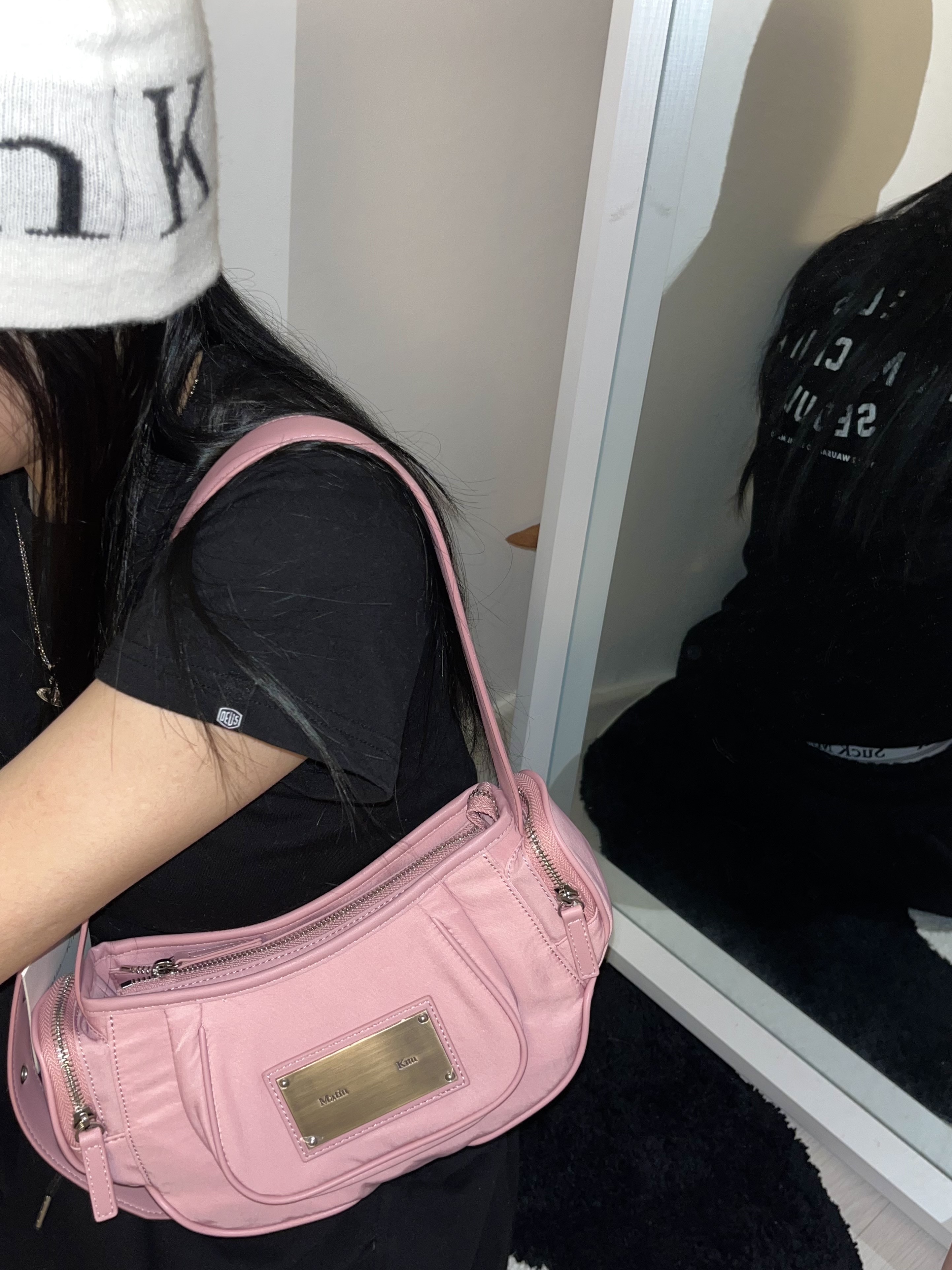 Matin Kim Madeleine Round Bag Pink, Matin Kim Logo Jacquard Short Beanie White 착용 스타일 - 1