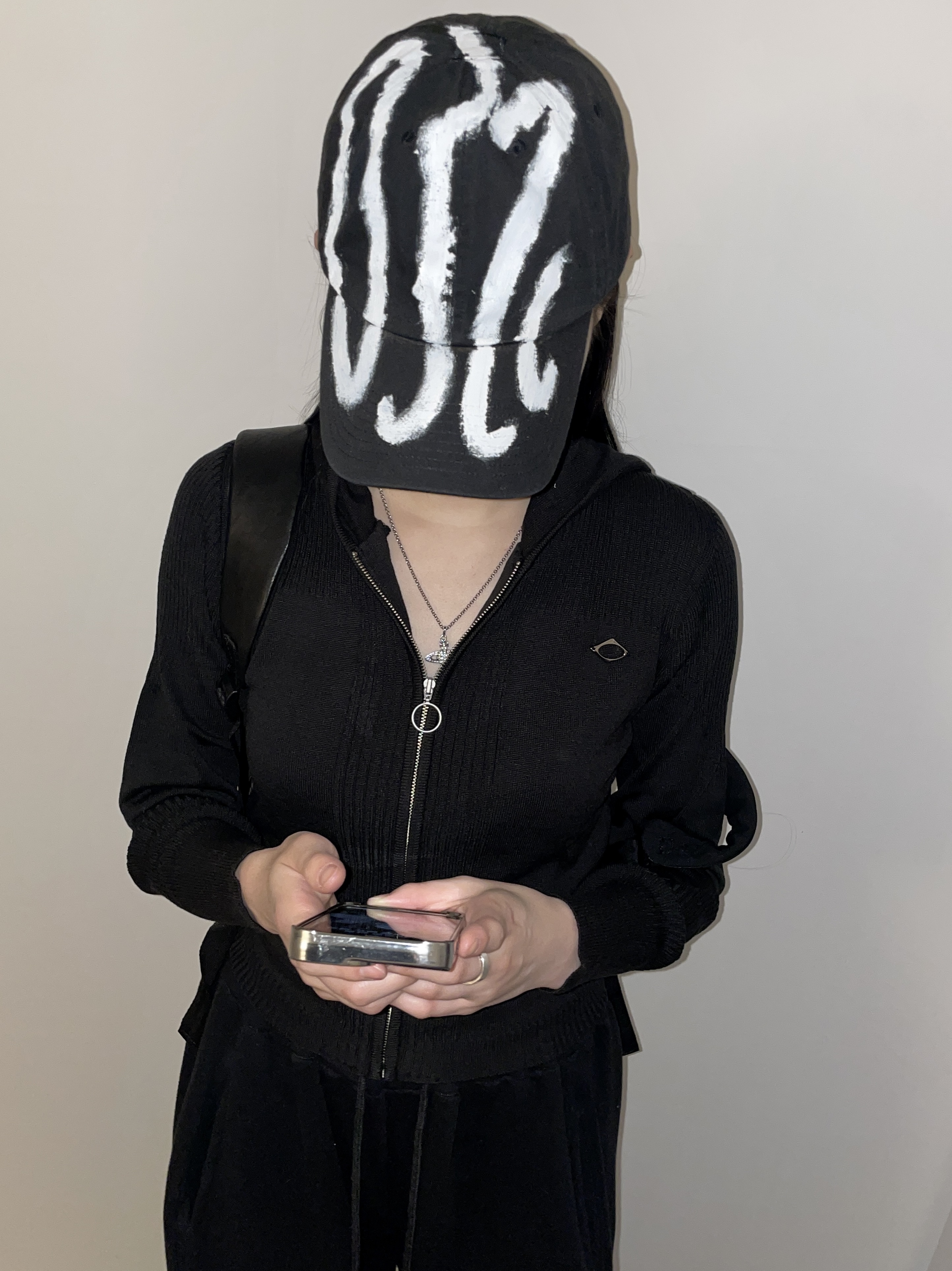 (W) Mischief Rhombus Knitted Hoodie Black, Mischief Rhombus Mini Backpack Black 착용 스타일 - 2