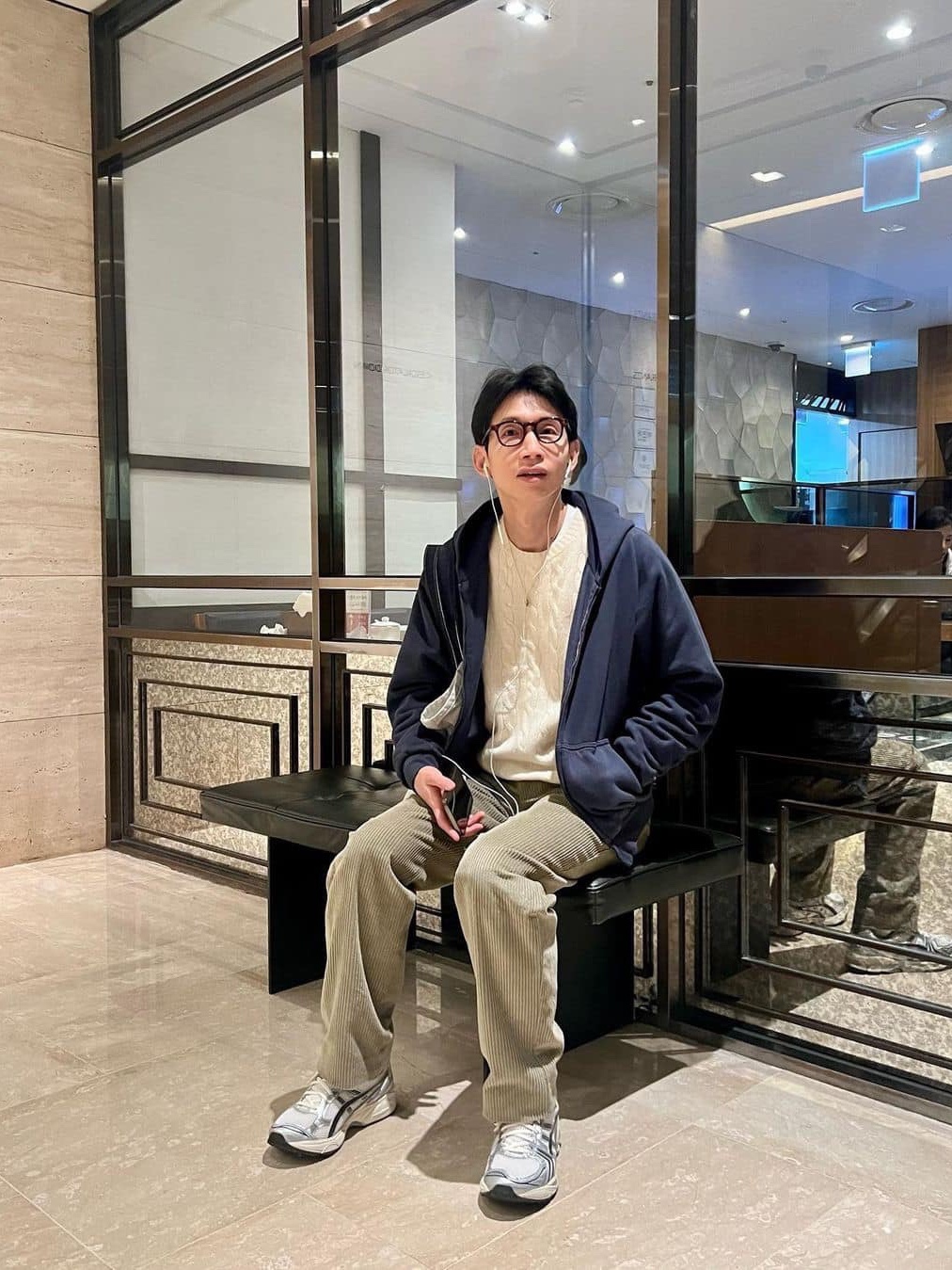 Supreme Applique Cable Knit Sweater Ivory - 23FW, Saenginstudios Shetland Pure Wool Cardigan Navy 착용 스타일 - 5