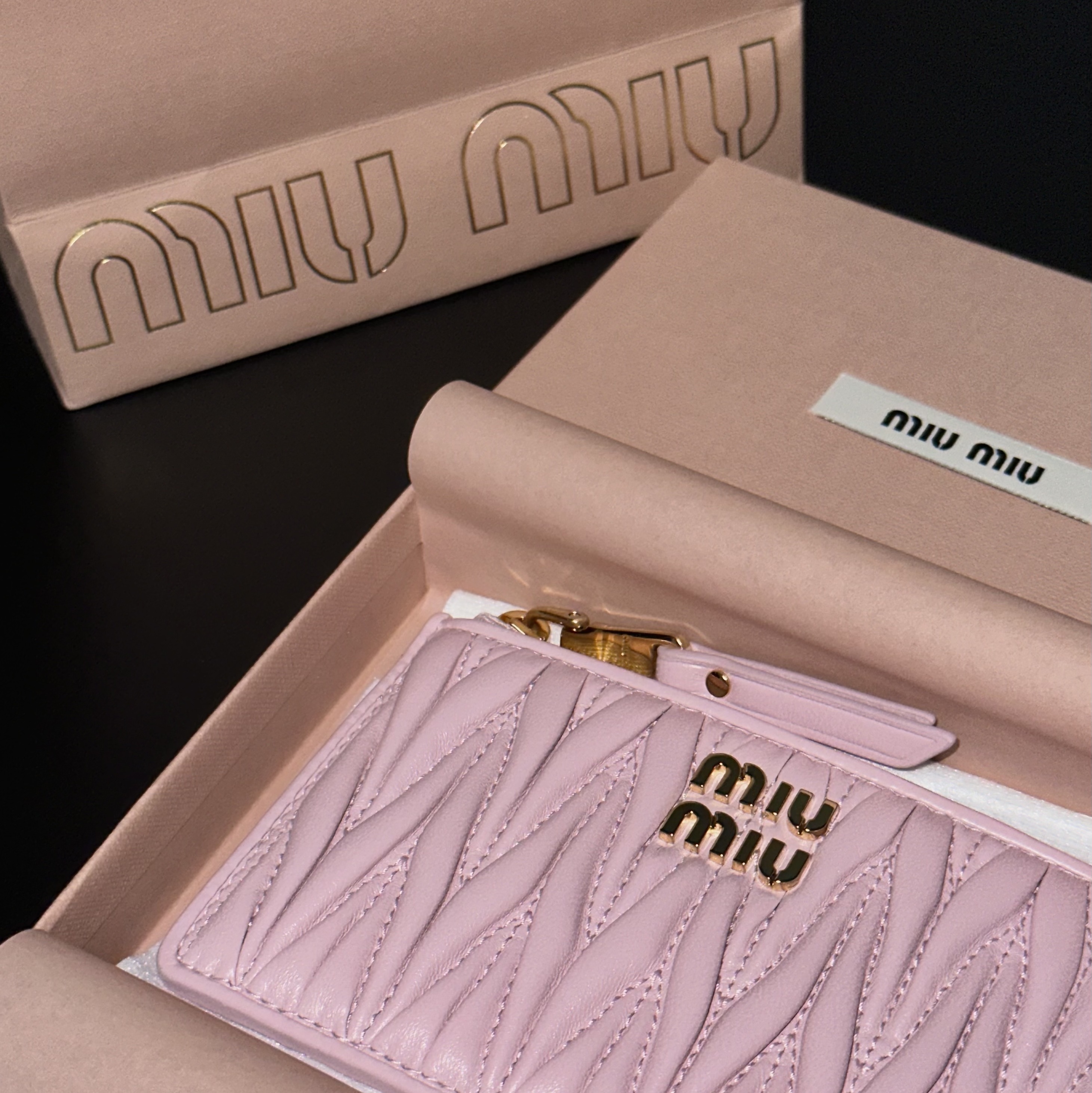 Miu Miu Matelasse Nappa Leather Envelope Wallet Alabaster Pink 착용 스타일