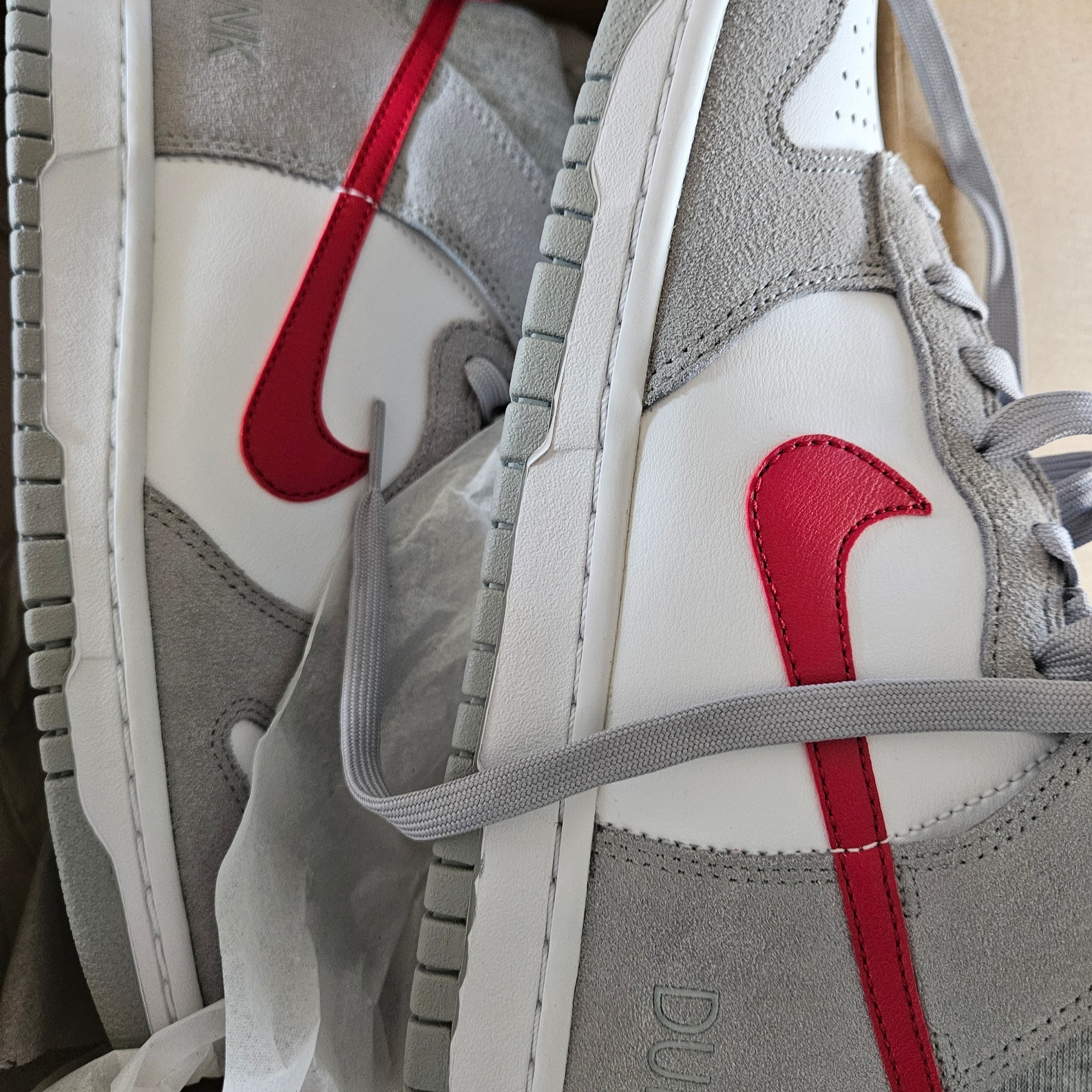 Nike x Supreme Air Force 1 Low White, Chanel 22 Small Handbag Shiny Calfskin & Gold Black 착용 스타일 - 2