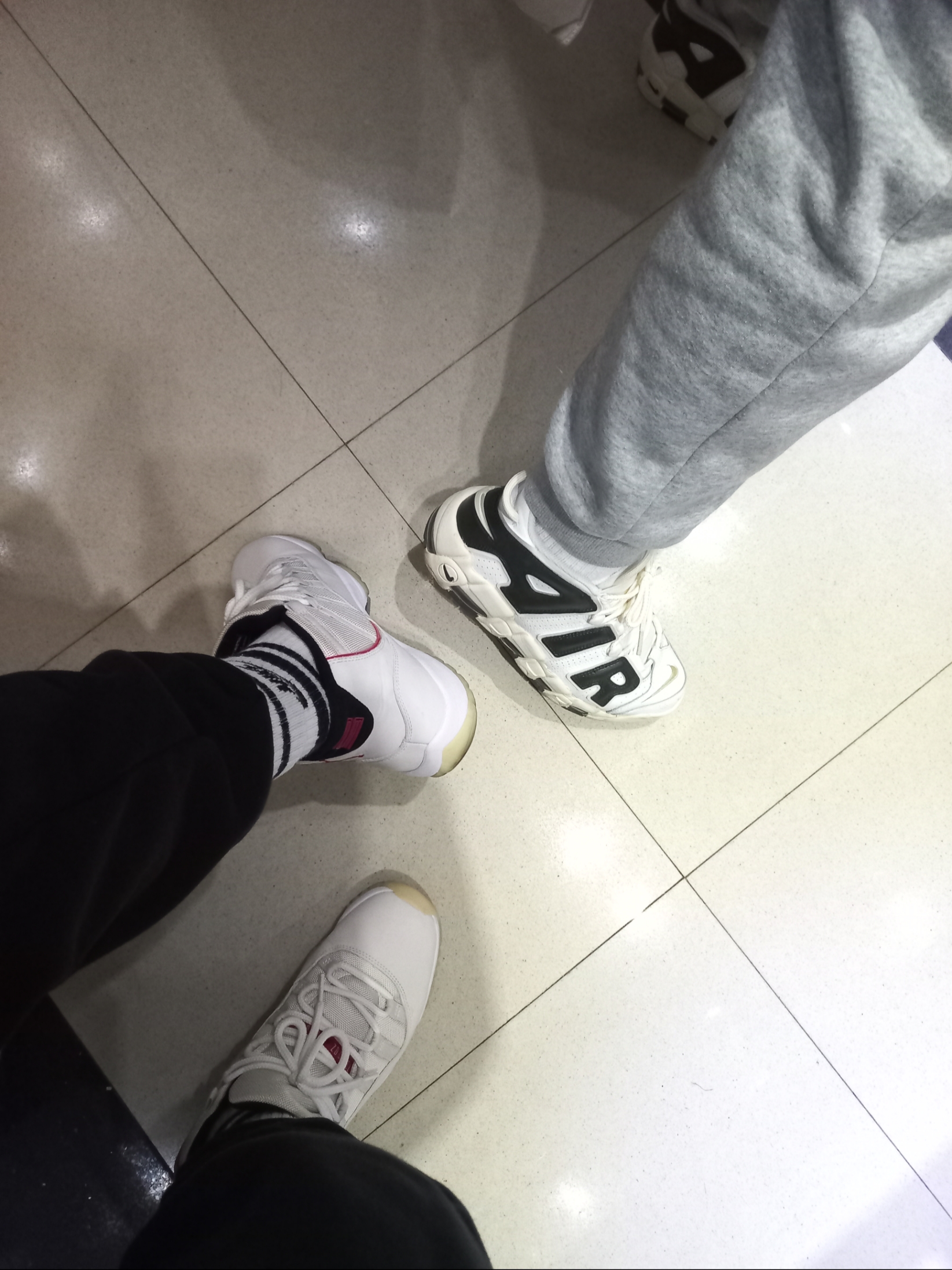 (W) Nike Air More Uptempo Summit White Light Orewood Brown, Jordan 11 Retro Platinum Tint 착용 스타일