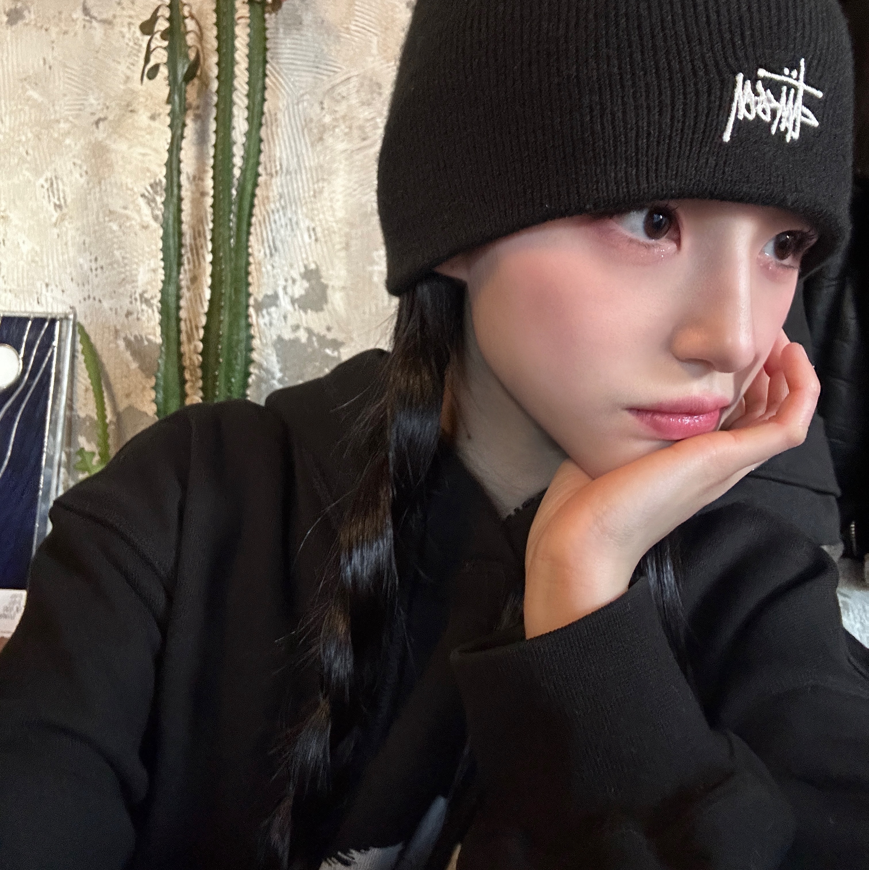 Stussy Basic Skullcap Beanie Black, Gentle Monster Bandoneon.S 01 Black 착용 스타일 - 4