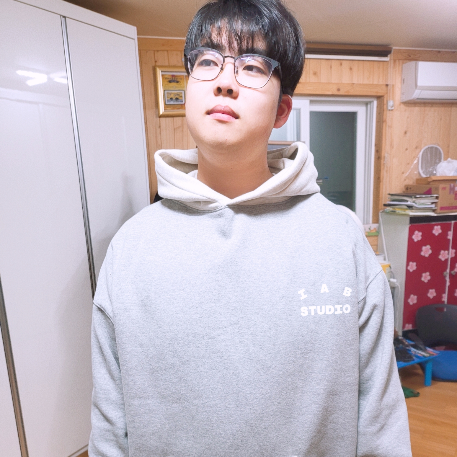 IAB Studio Hoodie Dual Gray 착용 스타일 - 2